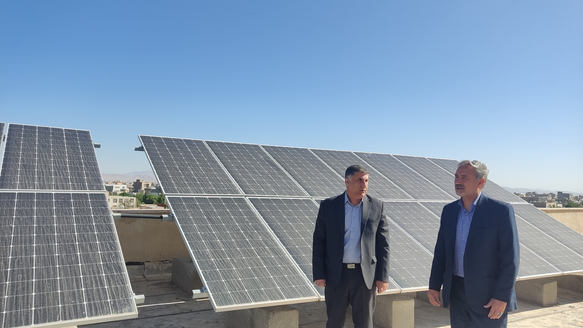 بازدید مهندس سلیمانی سرپرست دفتر امور شهری و شوراهای استانداری مرکزی از پروژه پنل خورشیدی شهرداری خمین