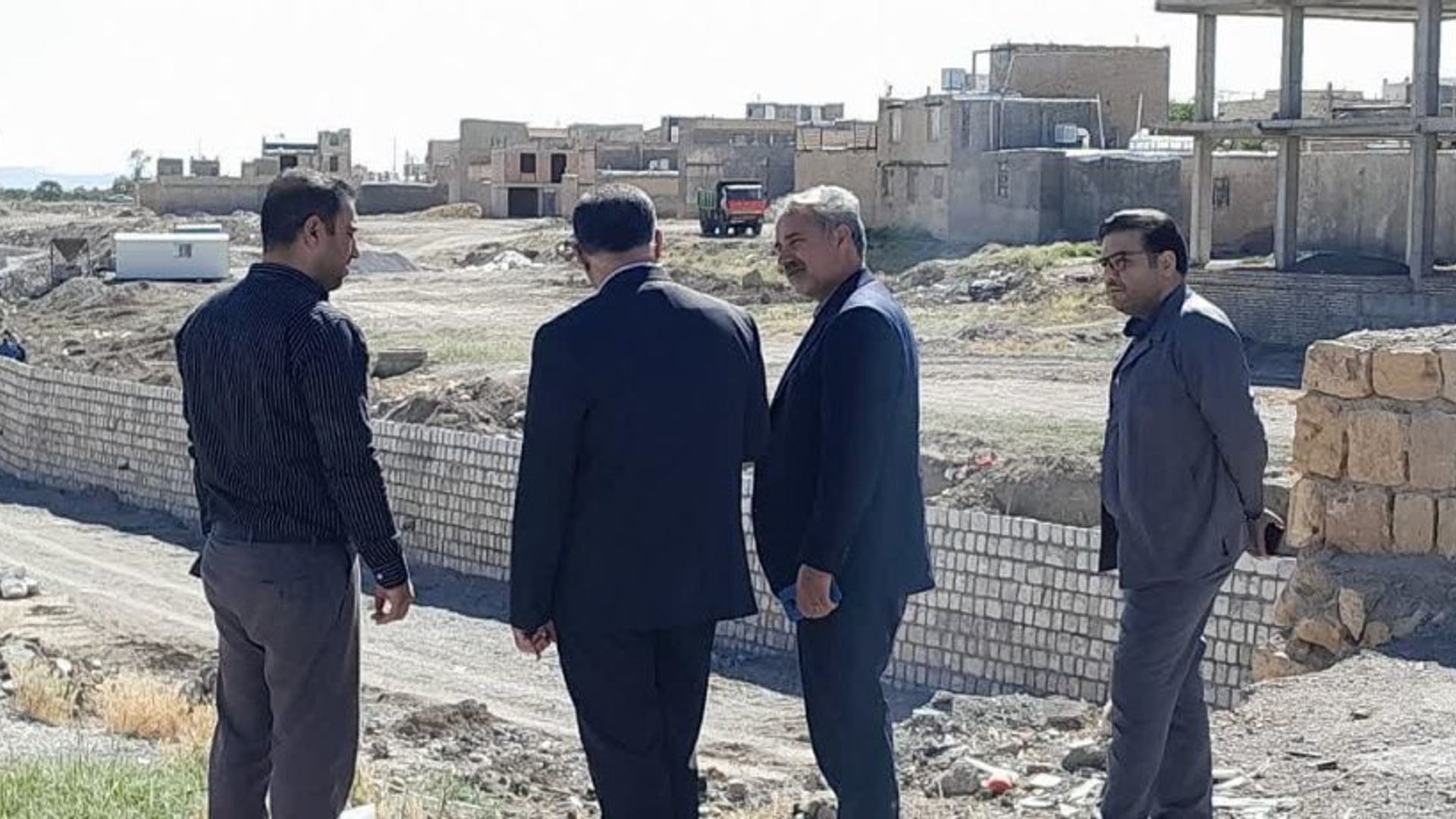 بازدید مهندس سلیمانی سرپرست دفتر امور شهری و شوراهای استانداری مرکزی از اجرای دیوار چینی رودخانه شاهین و فیروز آباد