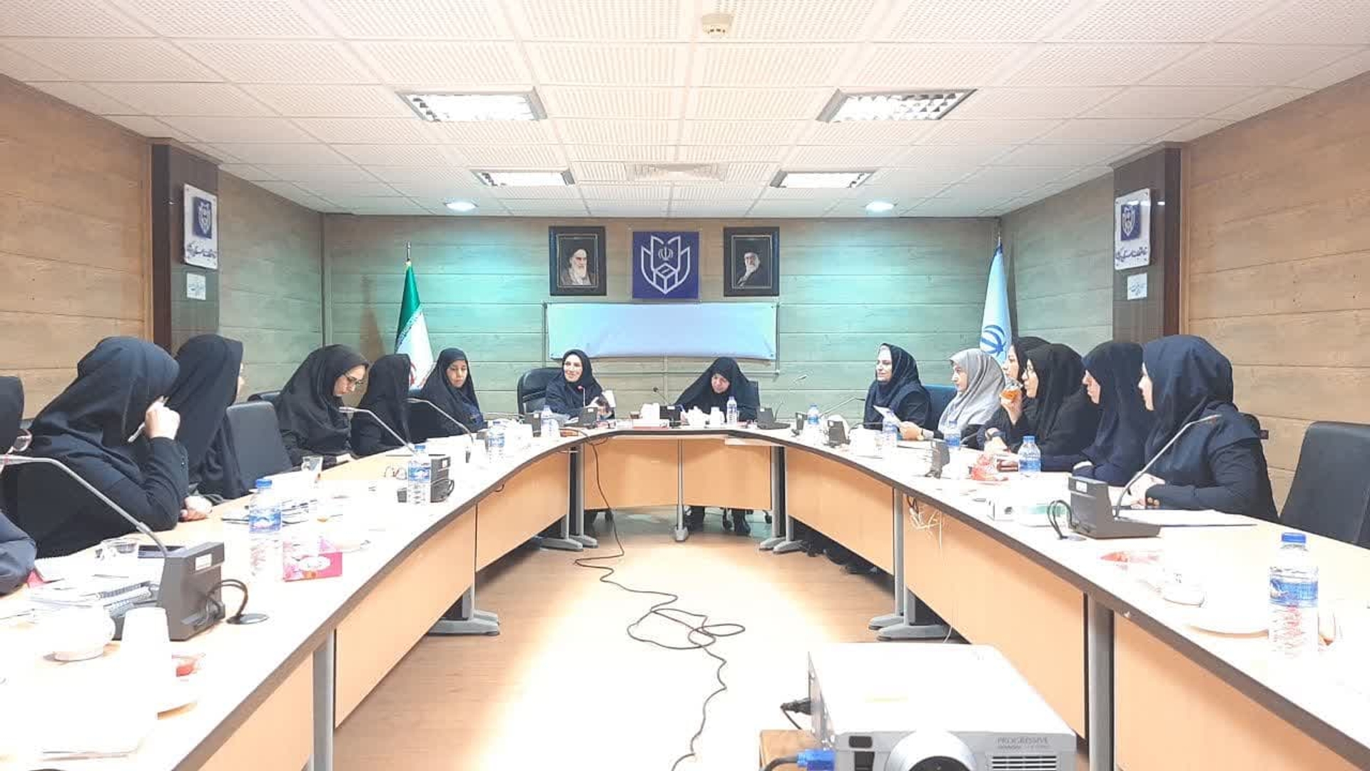 دومین جلسه کمیته "زن،خانواده و جمعیت " به ریاست  مفتح زاده مدیر کل امور زنان و خانواده و با حضور آبائی رابط سازمان مدیریت و برنامه ریزی با کمیته وسایر اعضا در محل استانداری تشکیل شد .