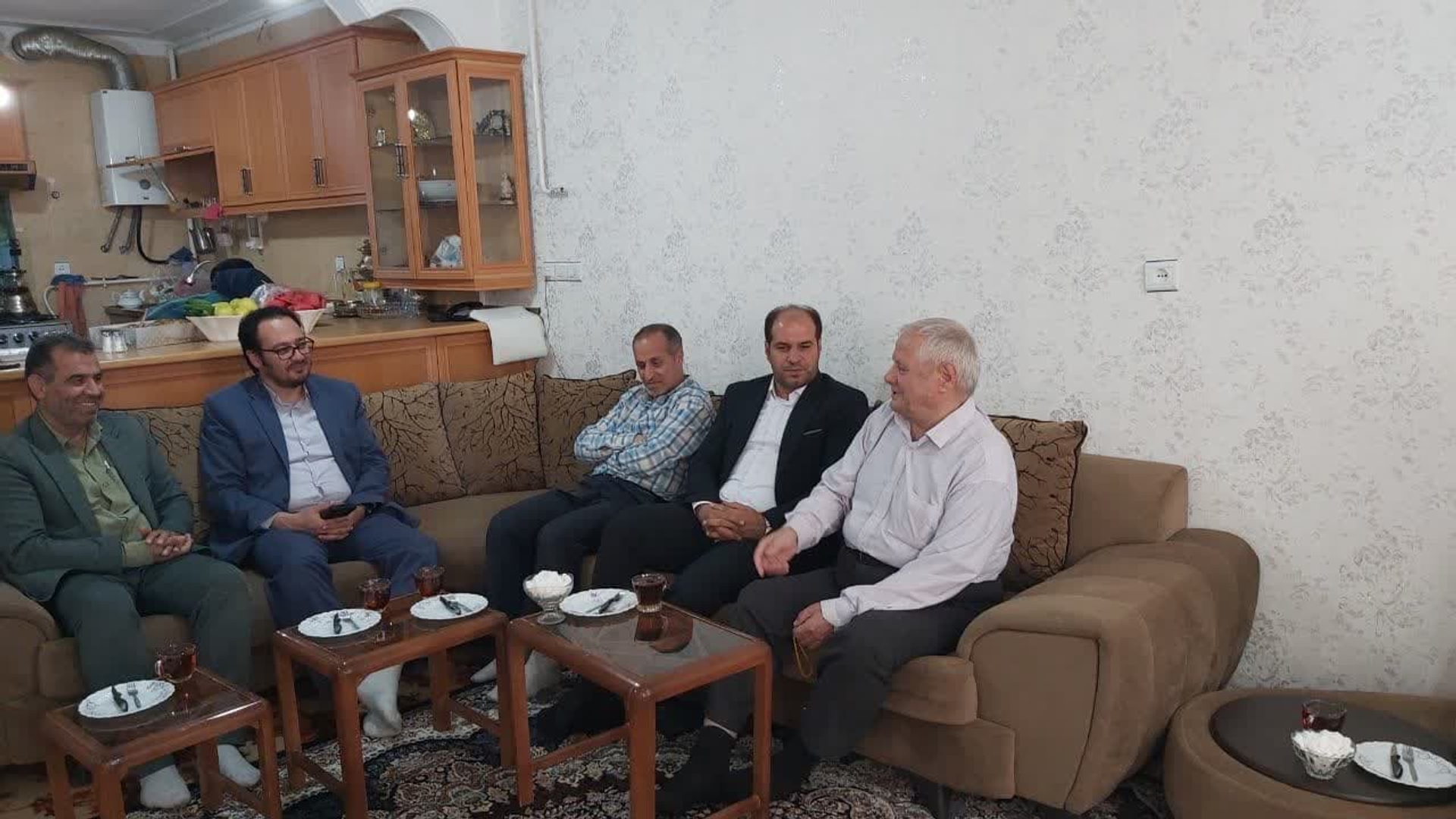 فرماندار با خانواده شهید حسن گلکار در خمین دیدار کرد