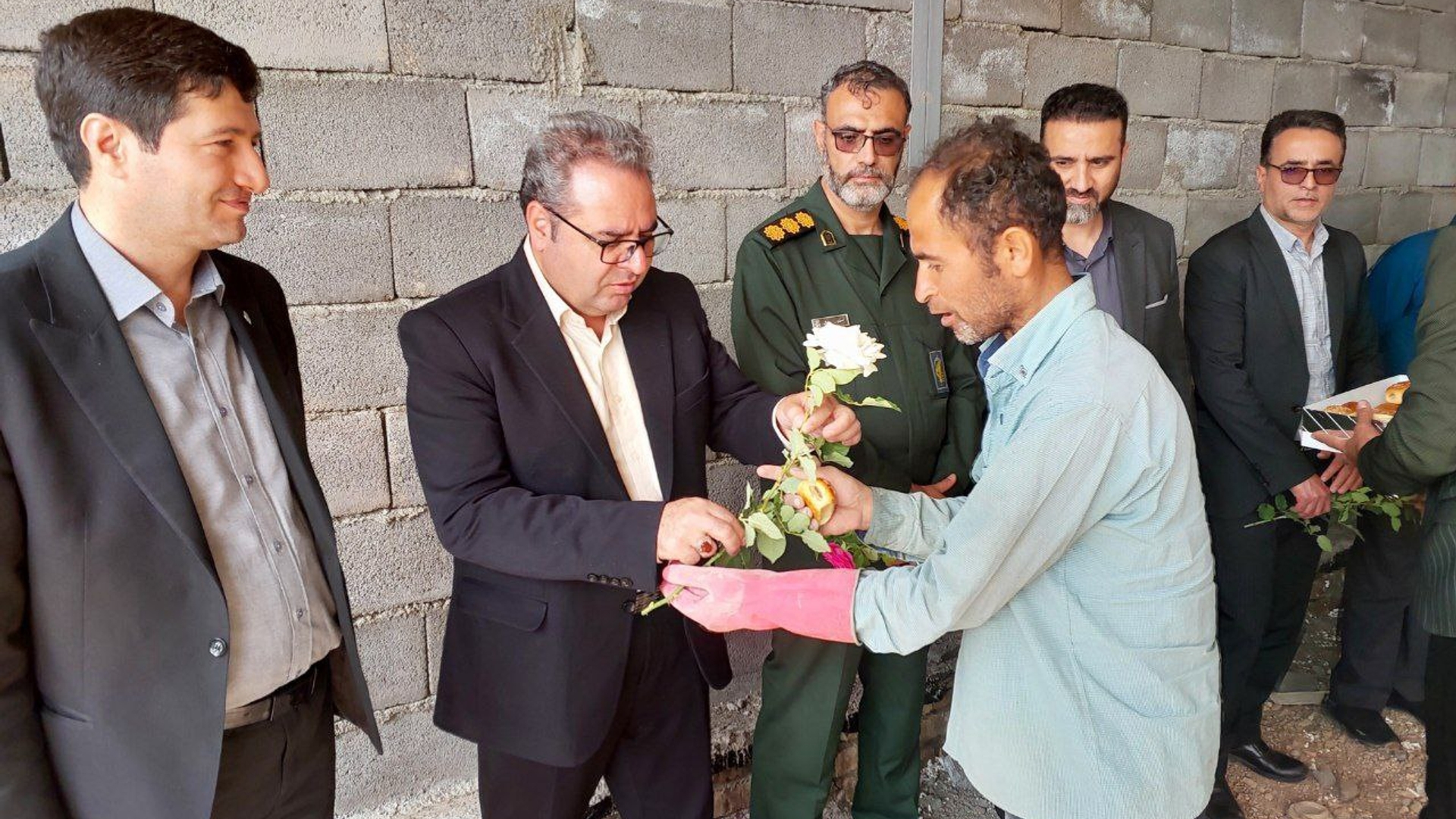 به مناسبت هفته کارگر، با اهداء گل از کارگران ساختمانی تقدیر شد.