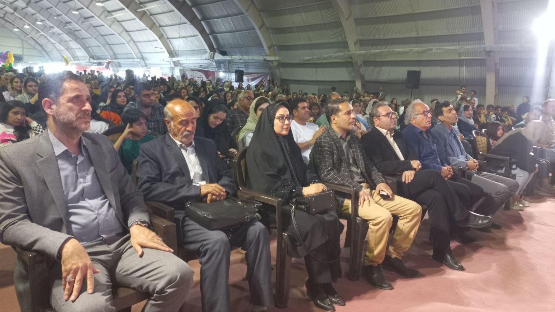 دومین شب هفته فرهنگی نیم‌ور با تجلیل از ورزشکاران و اعضای شورای اسلامی شهر برگزار شد.