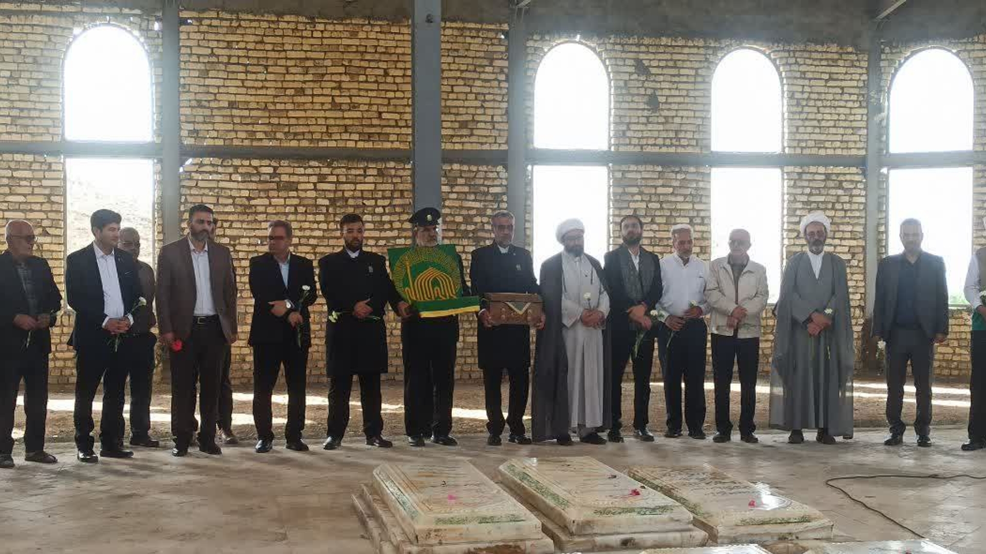 خادمین آستان قدس رضوی با پرچم منور بارگاه ملکوتی امام رضا(ع) وارد یادمان شهدای گمنام شهر محلات شدند و فضایی آکنده از شمیم معطر هشتمین اختر تابناک آسمان امامت و ولایت ایجاد کردند.