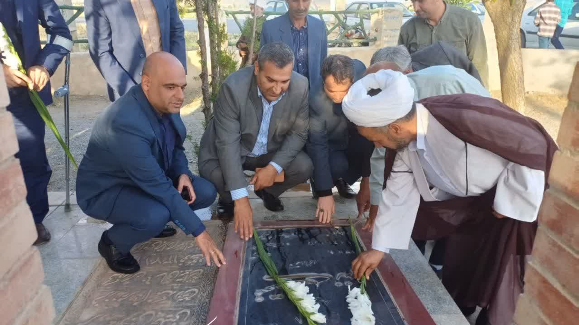 🔻غبارروبی و گلباران مزار شهدای روستای امام‌زاده عباس با حضور فرماندار شهرستان