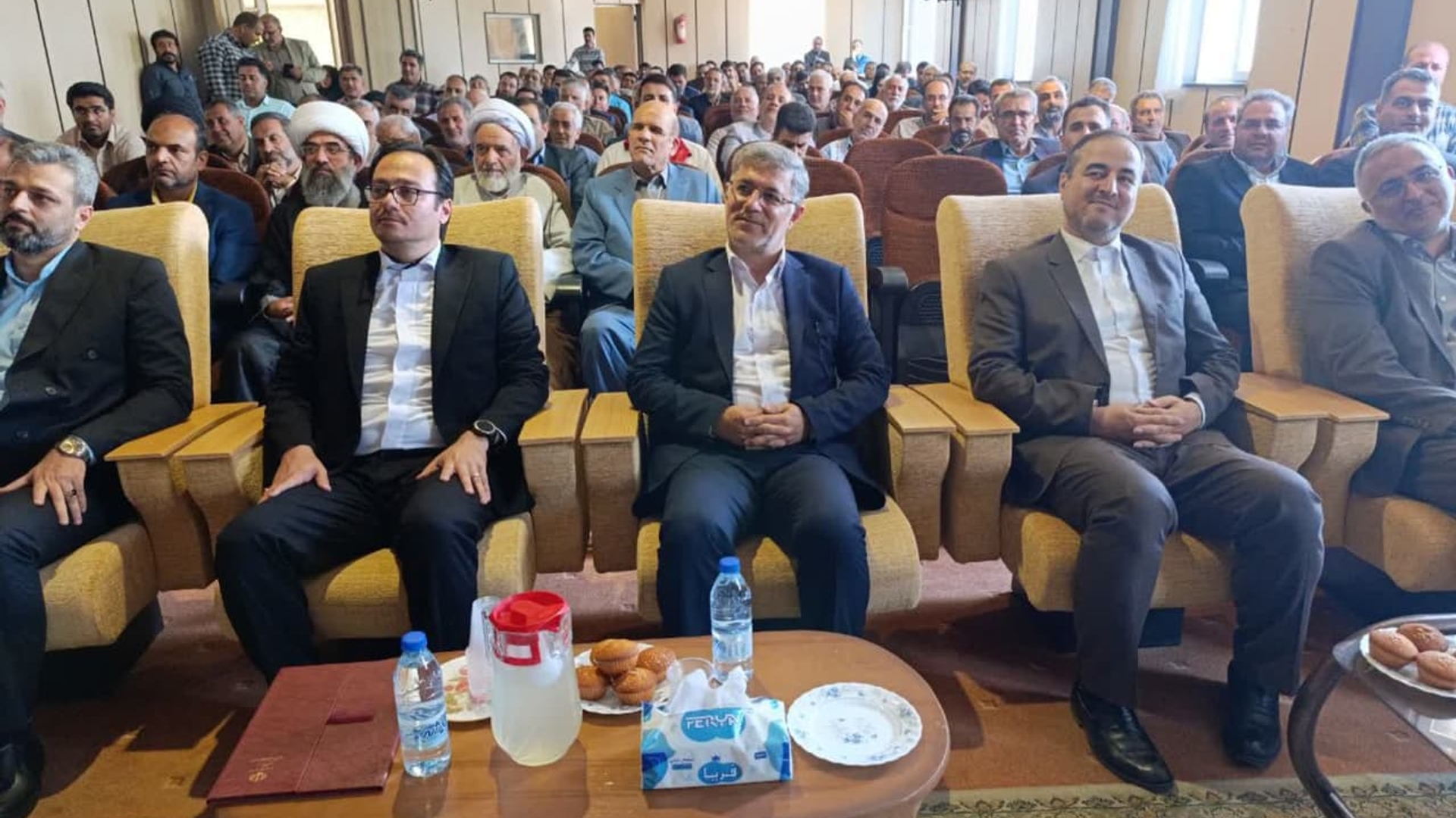 🔻آئین تکریم و معارفه فرماندار شهرستان دلیجان برگزار شد 

🔸آئین تکریم و معارفه فرماندار شهرستان دلیجان با حضور "حسن قمری معاون سیاسی امنیتی و اجتماعی استاندار مرکزی، "دکتر حاج علی بیگی" سرپرست دفتر امور سیاسی انتخابات و تقسیمات کشوری استانداری مرکزی، اعضای شورای تامین شهرستان دلیجان، معاونین سیاسی  فرماندار، بخشدار مرکزی، اعضای شورای اداری شهرستان، شهرداران و اعضای شوراهای اسلامی شهر و روستا، دهیاران، اصحاب رسانه و جمعی از اقشار مختلف مردم، در سالن جلسات شهدای گمنام فرمانداری دلیجان برگزار شد. 

🔸در این مراسم با اهدای حکم صادره از سوی استاندار مرکزی "مازیارگلشن" به‌عنوان سرپرست فرمانداری شهرستان دلیجان معرفی و با اهدای لوحی از سوی دکتر مهدی زندیه‌وکیلی از زحمات " ابوالفضل قاسمی در طی دوره تصدی این مسئولیت تقدیر به عمل آمد.