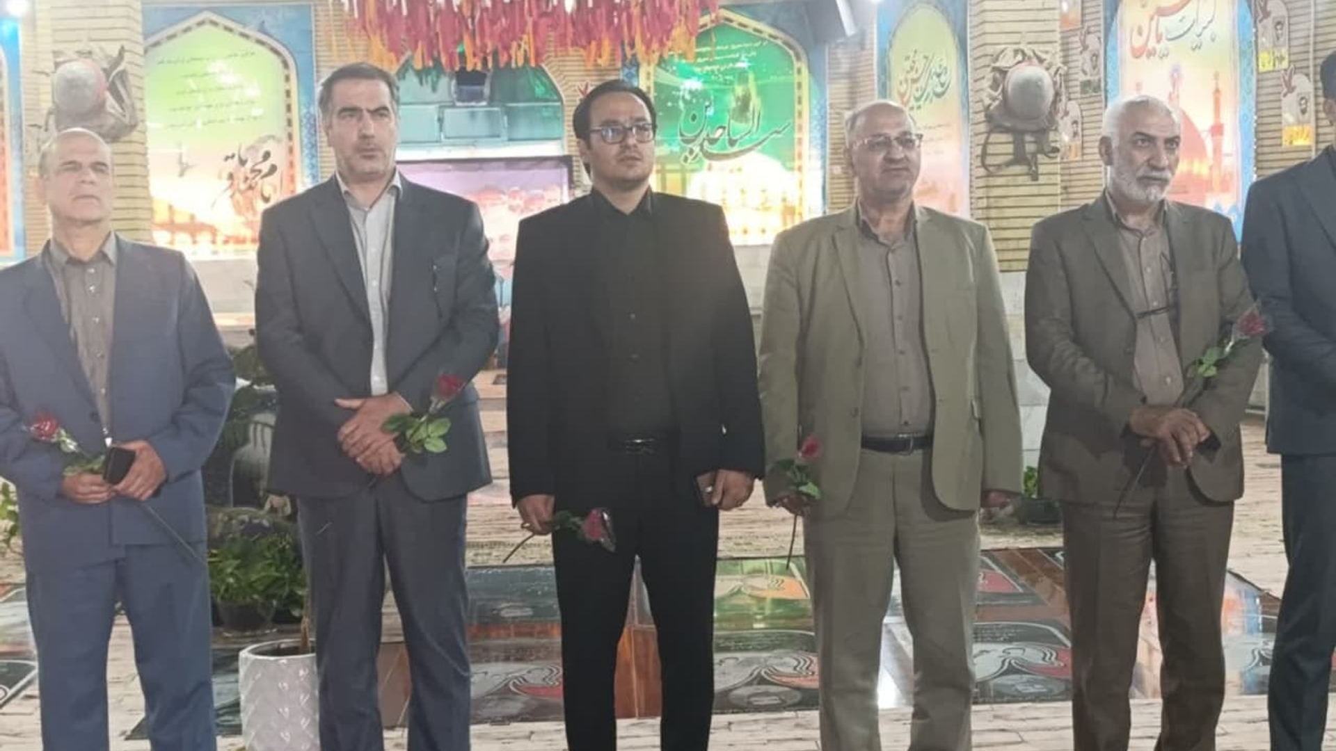 ادای احترام سرپرست فرمانداری شهرستان دلیجان به شهداء
مهندس گلشن سرپرست فرمانداری شهرستان دلیجان در اولین روز کاری خود با حضور درگلزار شهدای شهرستان  به مقام والای شهداء ادای احترام نمودند