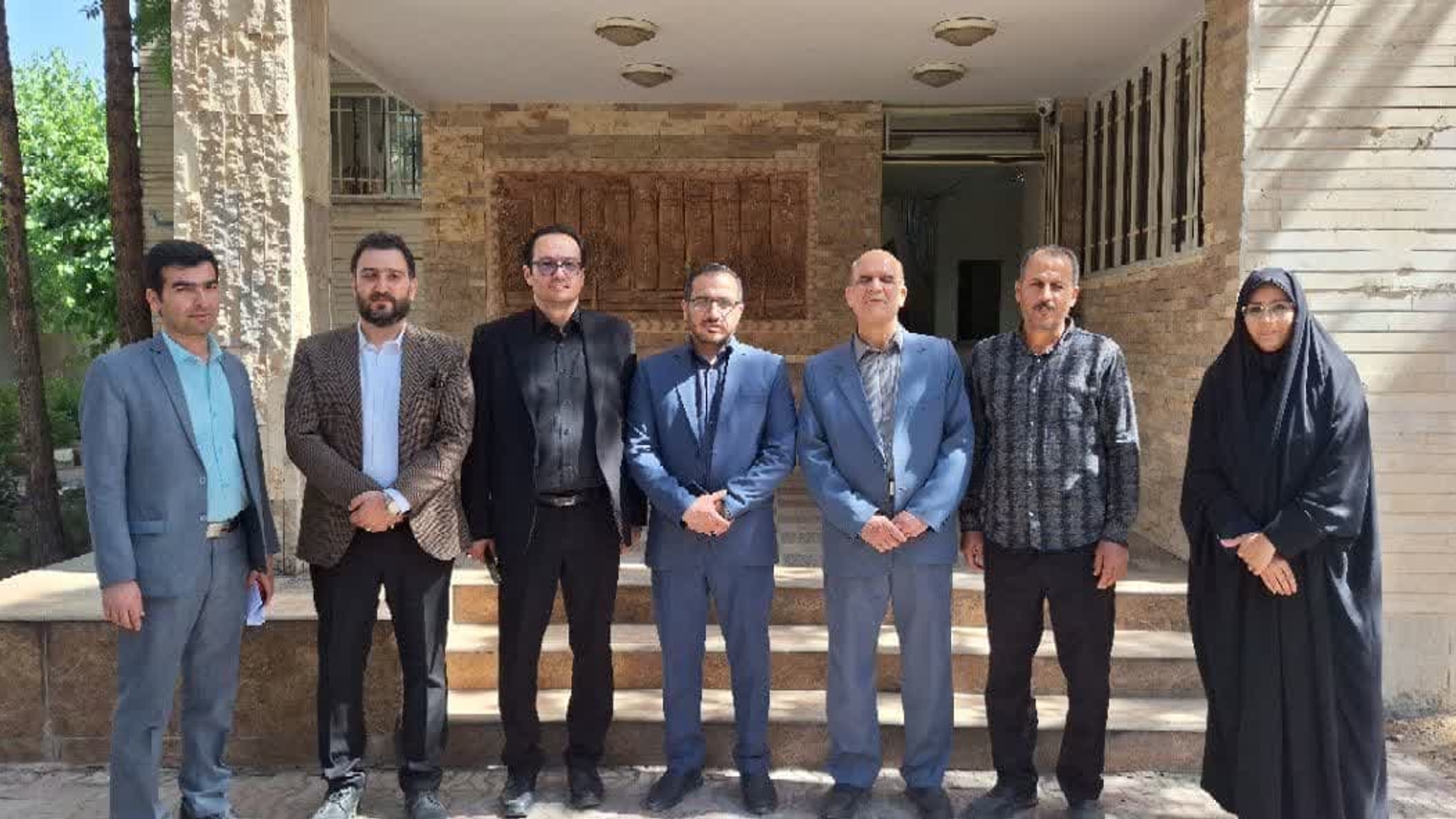 🔴بازدید مدیران ارشد نهاد کتابخانه های عمومی کشور و فرماندار دلیجان از کتابخانه عمومی اشراق

🔹به گزارش روابط عمومی اداره کتابخانه های عمومی شهرستان دلیجان، مهندس محمدحسین نوراللهی مدیرکل عمرانی نهاد کتابخانه های عمومی کشور، مهندس مازیار گلشن سرپرست فرمانداری شهرستان دلیجان، مهندس علی عزیزآبادی کارشناس مسئول امور عمرانی اداره کل کتابخانه های عمومی استان مرکزی و حسین منصوری معاون سیاسی فرمانداری، ظهر سه شنبه ۶ اردیبهشت ۱۴۰۴ با حضور در کتابخانه عمومی اشراق از روند اجرای بازطراحی و توسعه این کتابخانه بازدید نمودند .

در این بازدید بر ضرورت بهره برداری از بخش های مختلف کتابخانه به منظور ارائه خدمات بهتر به مراجعین و پیگیری تسریع در جذب اعتبارات لازم جهت اجرای بازطراحی تاکید شد.