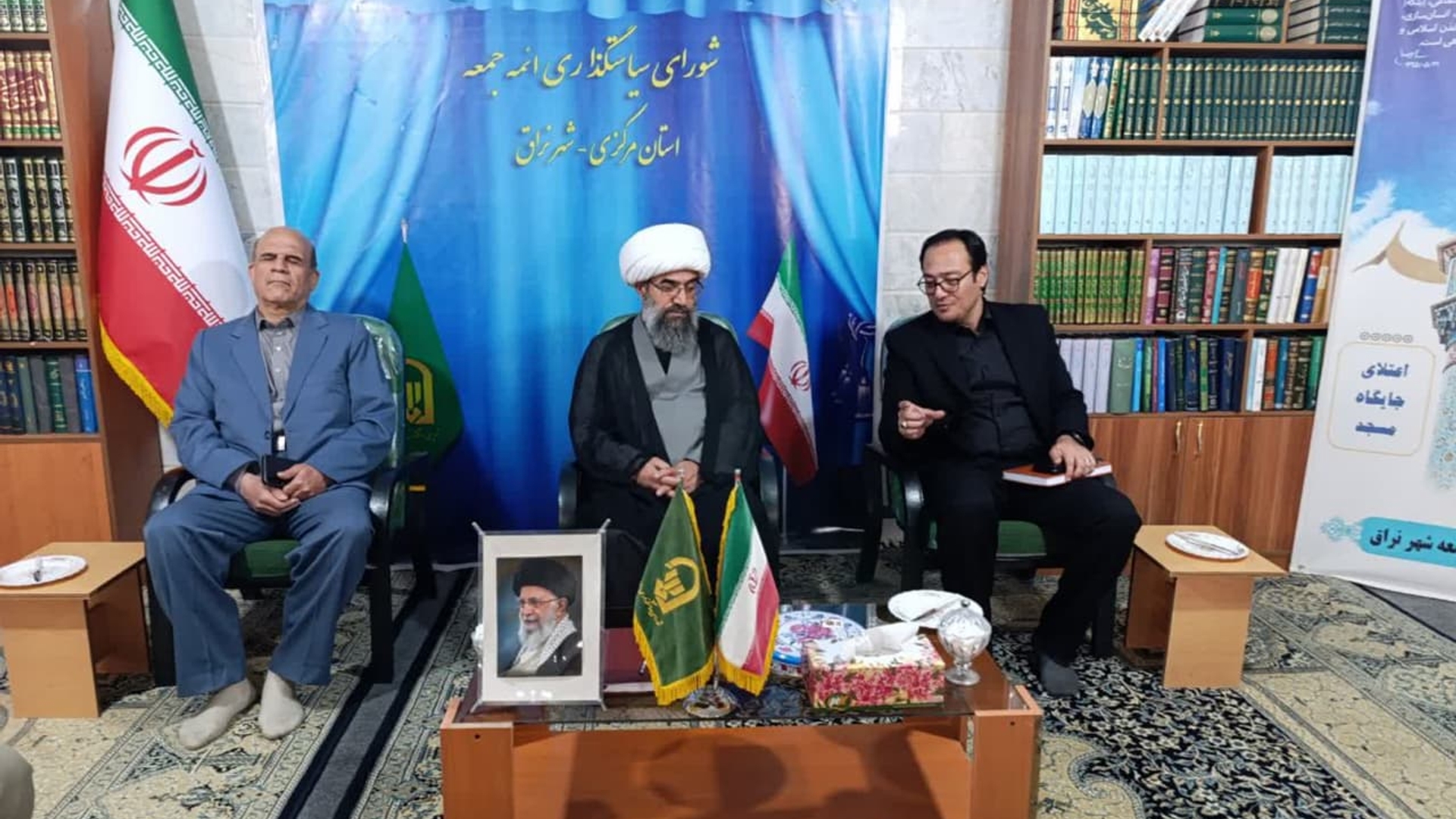 در اولین روز کاری مهندس گلشن سرپرست فرمانداری شهرستان دلیجان با حجت‌الاسلام عینلو امام جمعه شهر نراق دیدار داشتند.
در این دیدار مهندس گلشن در خصوص تعامل بیشتر برای ارتقاء سطح فرهنگ و مباحث موجود در شهرستان به بحث و تبادل نظر پرداختند.
در این نشست حجت‌الاسلام عینلو امام جمعه نراق به نقش پر رنگ فرهنگ در جامعه اشاره و خواستار همکاری و همفکری با نخبگان برای ارتقاء فرهنگ در شهر نراق را خواستارشدند.