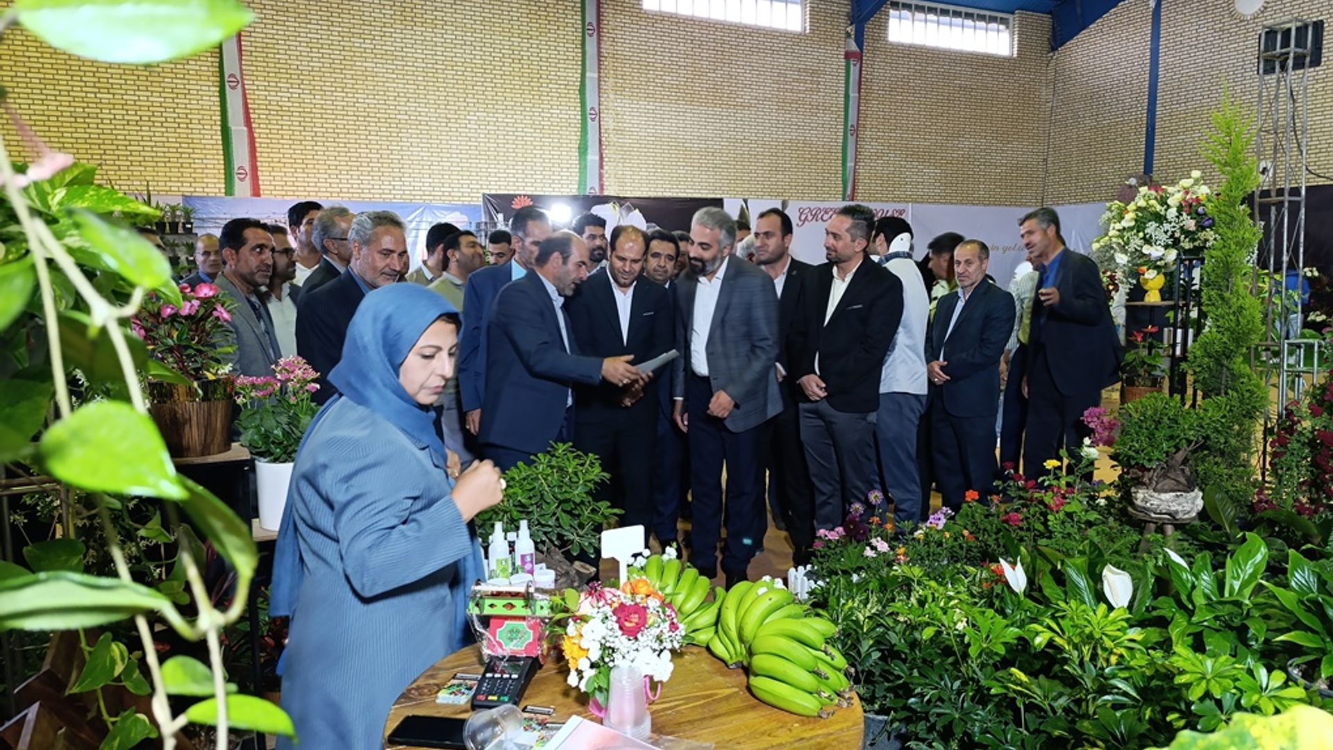 فرماندار ، نماینده و مدیرعامل مؤسسه توانمندسازی اقتصادی علوی از نمایشگاه گل های شاخه بریده خمین بازدید کردند