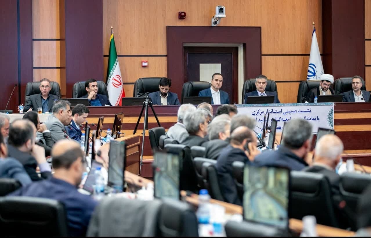 📌به مناسبت روز کارگر؛ نشست صمیمی استاندار مرکزی با نمایندگان جامعه کار و تولید