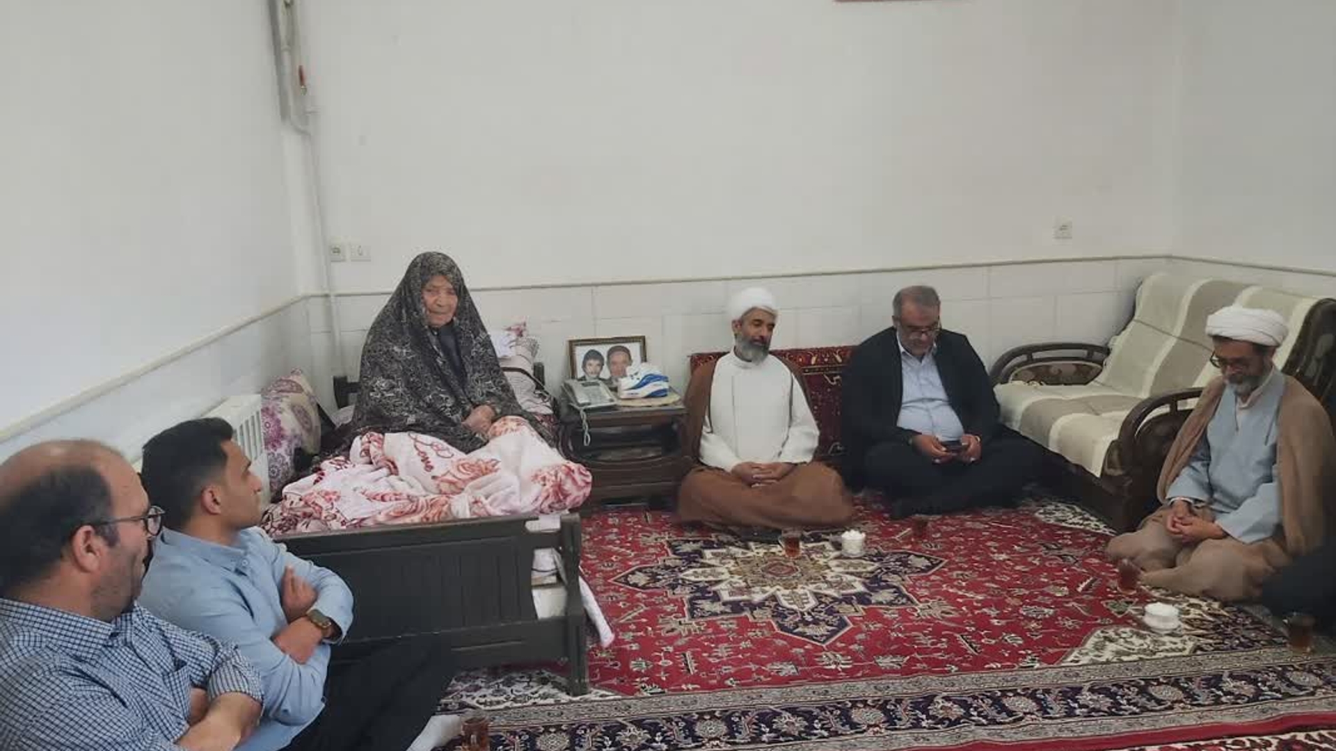 ♦️ هم‌زمان با فرارسیدن هفته معلم و بمناسبت گرامیداشت شهدای فرهنگی، مهندس ملکا سرپرست فرمانداری به همراه حجت الاسلام و المسلمین دانشی امام جمعه و تعدادی از مسئولین ادارات با حضور در منزل شهید والامقام معلم محمدرضا عربی و جانباز سرافراز فرهنگی جعفر عربی، با خانواده این عزیزان دیدار و از صبر و فداکاری آنان تجلیل کردند.