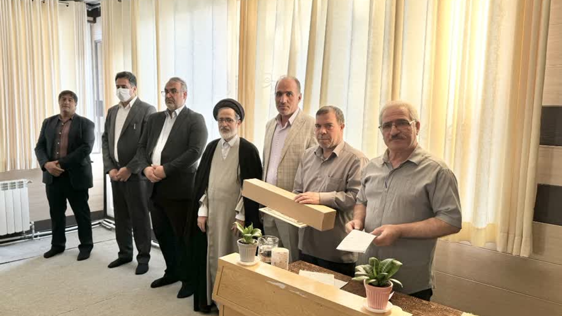 📂 آیین تجلیل از اهداکنندگان نسخه‌های خطی و اسناد تاریخی شهرستان آشتیان