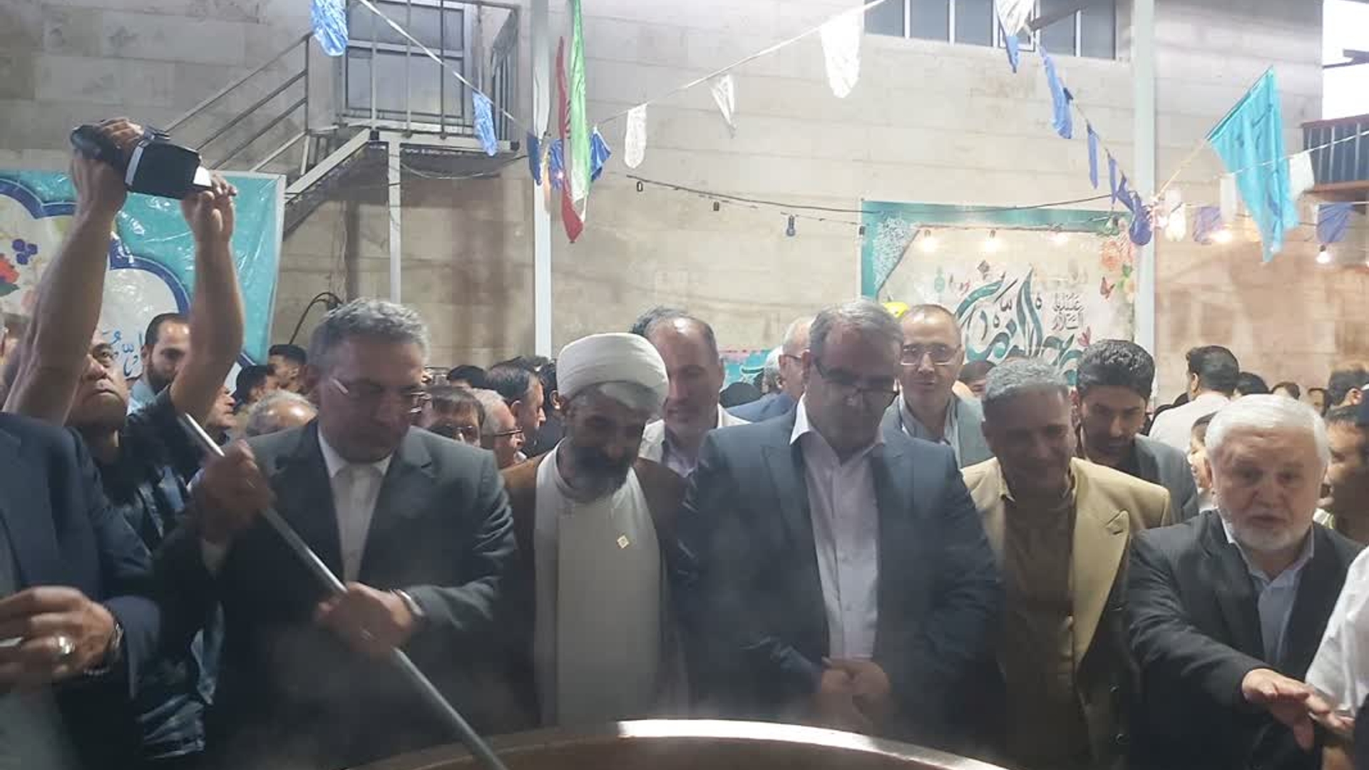 🔻در حاشیه دهمین جشنواره ملی آیین سنتی پخت سمنو ، محل طبخ سمنو به عنوان اصلی‌ترین و پرشورترین بخش این آیین ملی میزبان مقامات کشوری، استانی و شهرستانی بود.