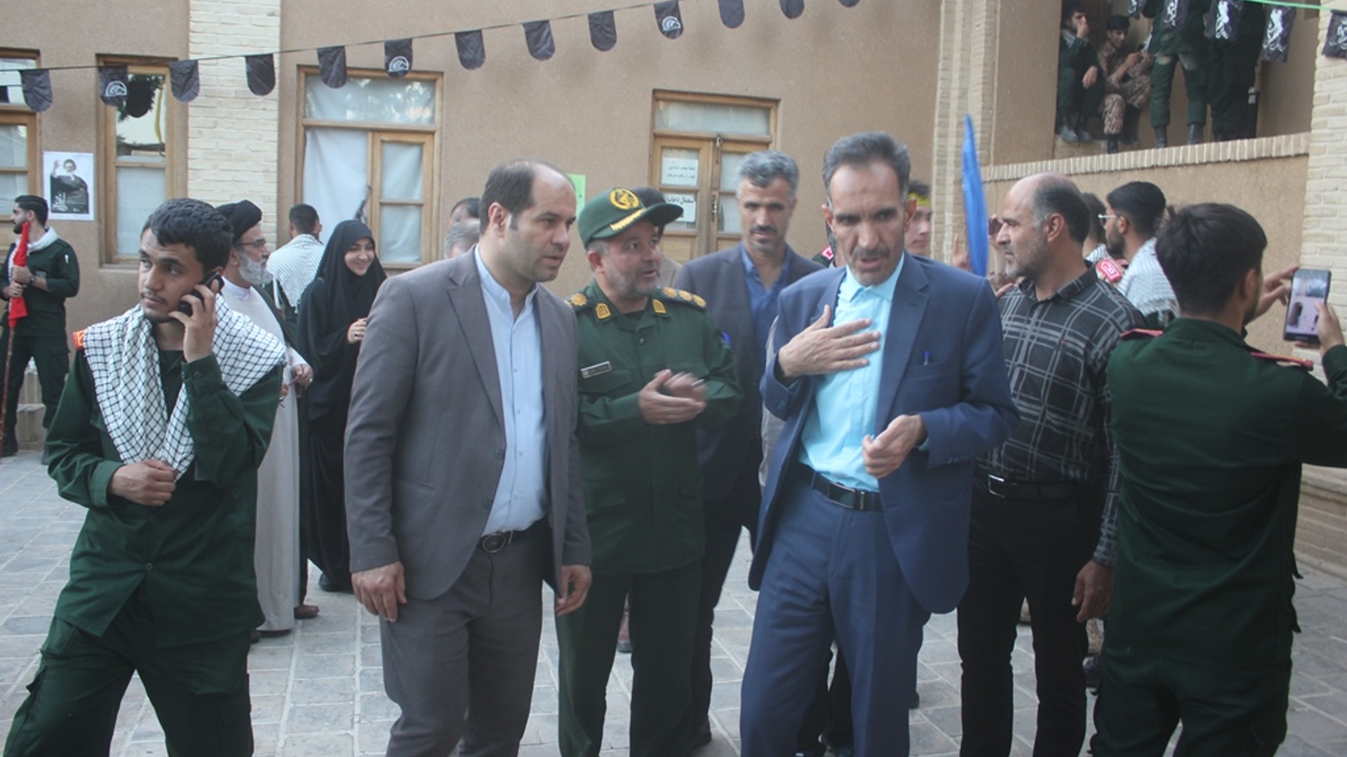 فرماندار ، نماینده و تعدادی از مسئولان شهرستان از کاروان دوی امدادی "عاشقان حسینی ، زائران خمینی" در خمین استقبال کردند