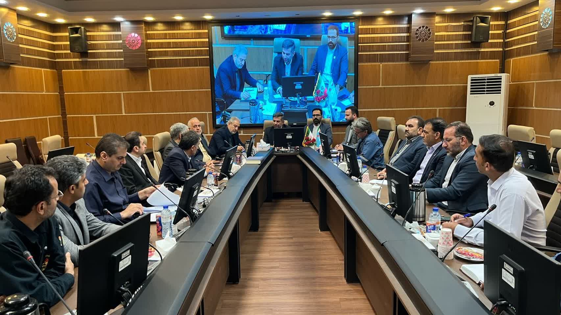 جلسه ارزیابی تاب آوری مجموعه شهرک انرژی شازند در مقابل با تهدیدات الکترونیک در محل شرکت پالایش نفت امام خمینی (ره) شازند برگزار شد.