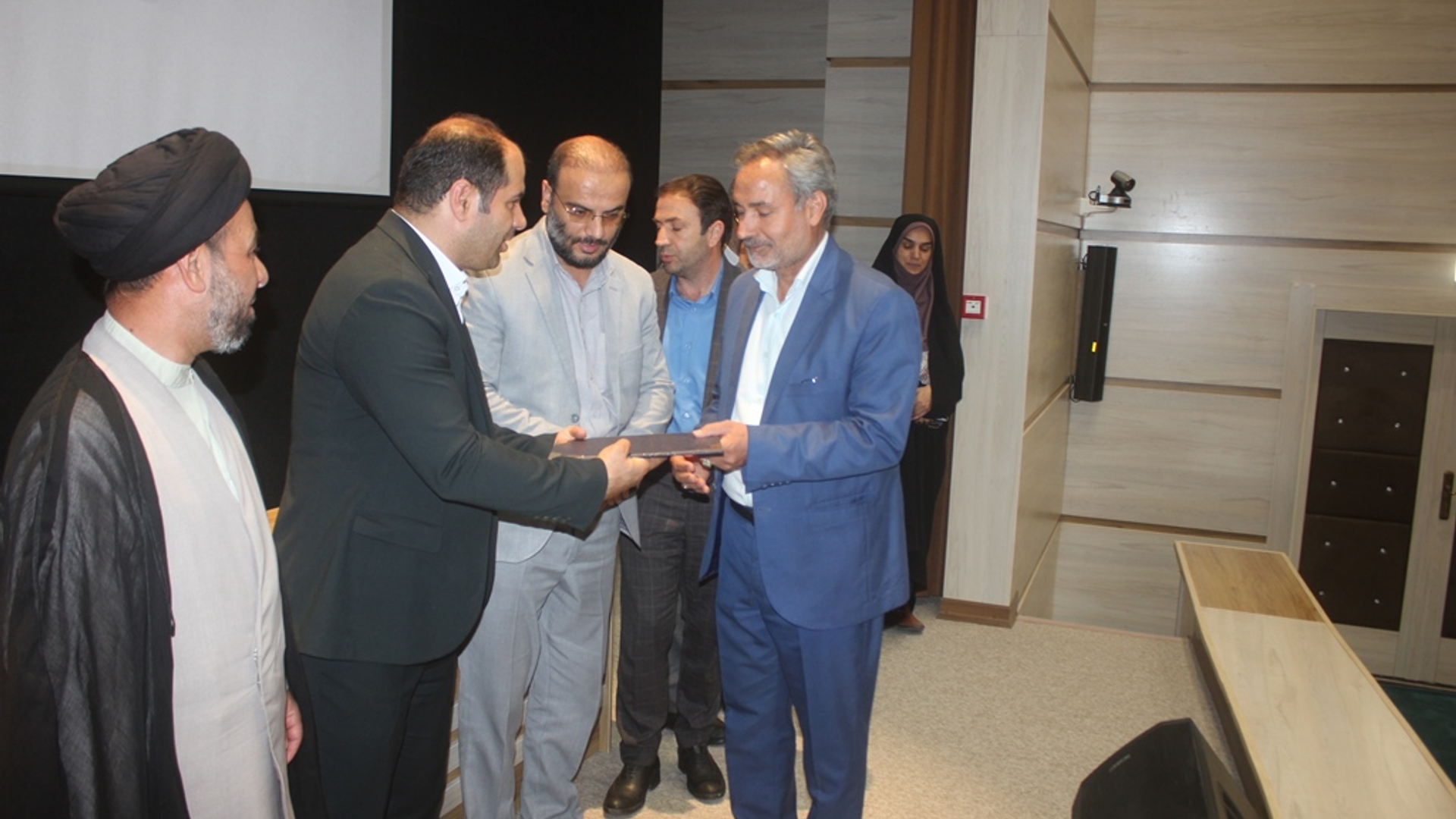 آیین تجلیل از خیران انجمن حمایت از خانواده زندانیان شهرستان خمین برگزار شد