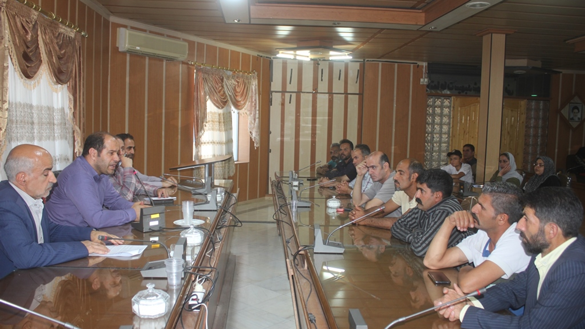 نشست فرماندار با متقاضیان طرح جوانی جمعیت پروژه مسکن ملی در خمین برگزار شد