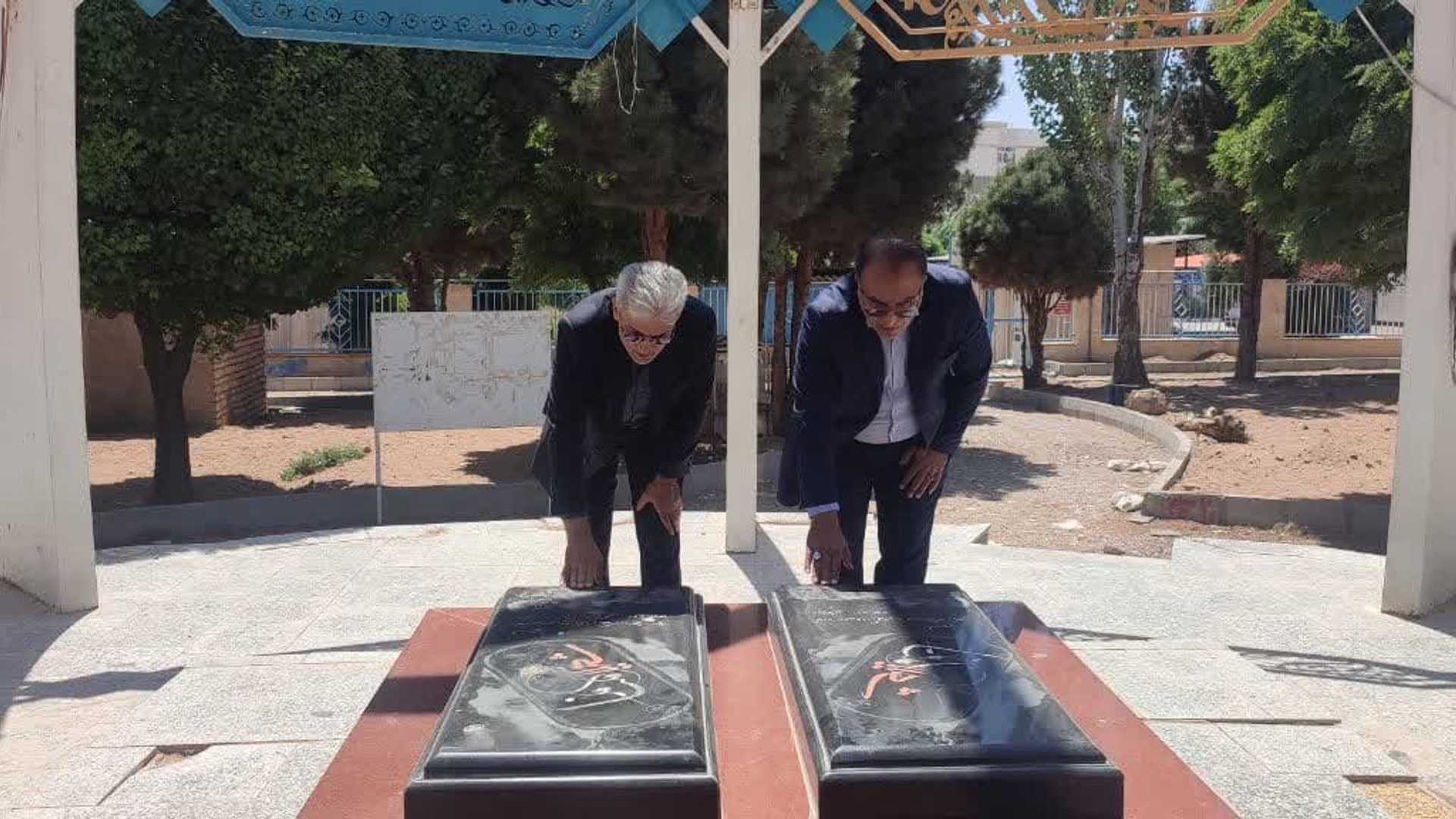 حضور دکتر احمدی بر مزار شهدای گمنام شهر مأمونیه