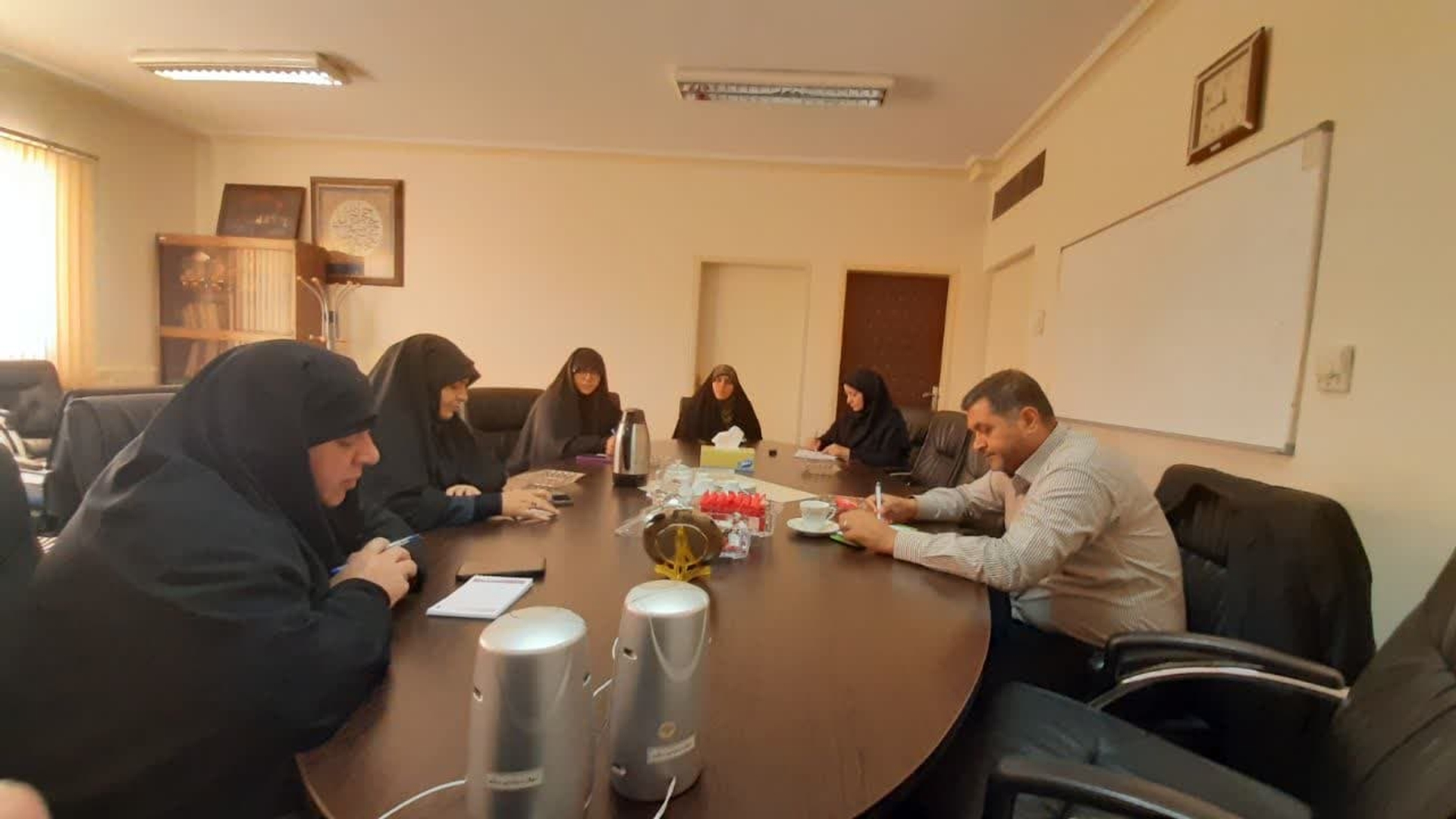 چهارمین جلسه کمیته بانوان ستاد اربعین استان به ریاست مفتح زاده مدیرکل امور زنان وخانواده استانداری و باحضور اعضای کمیته جهت ساماندهی فعالیتهای موکبهای بانوان مراسم اربعین در محل دفتر تشکیل شد.