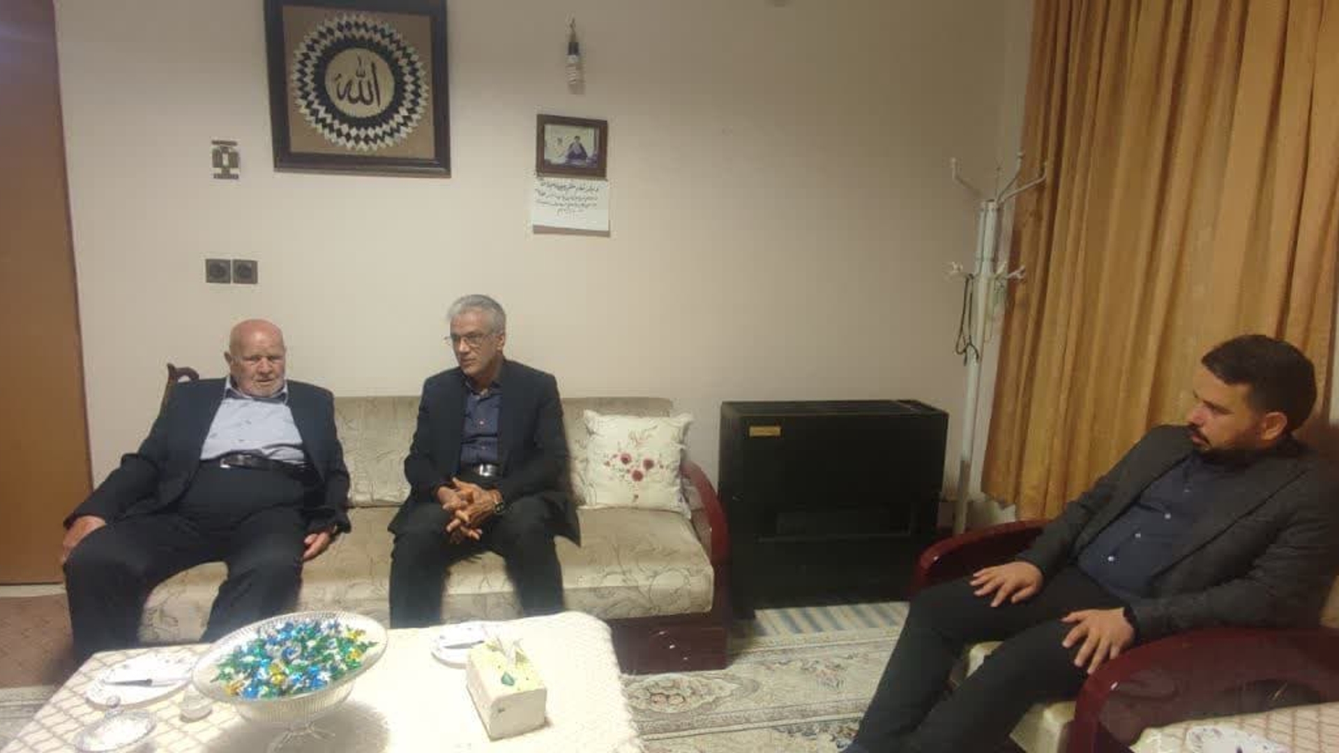 دیدار دکتر احمدی با خانواده شهید سید حمید موسوی خوشدل در شهر زاویه