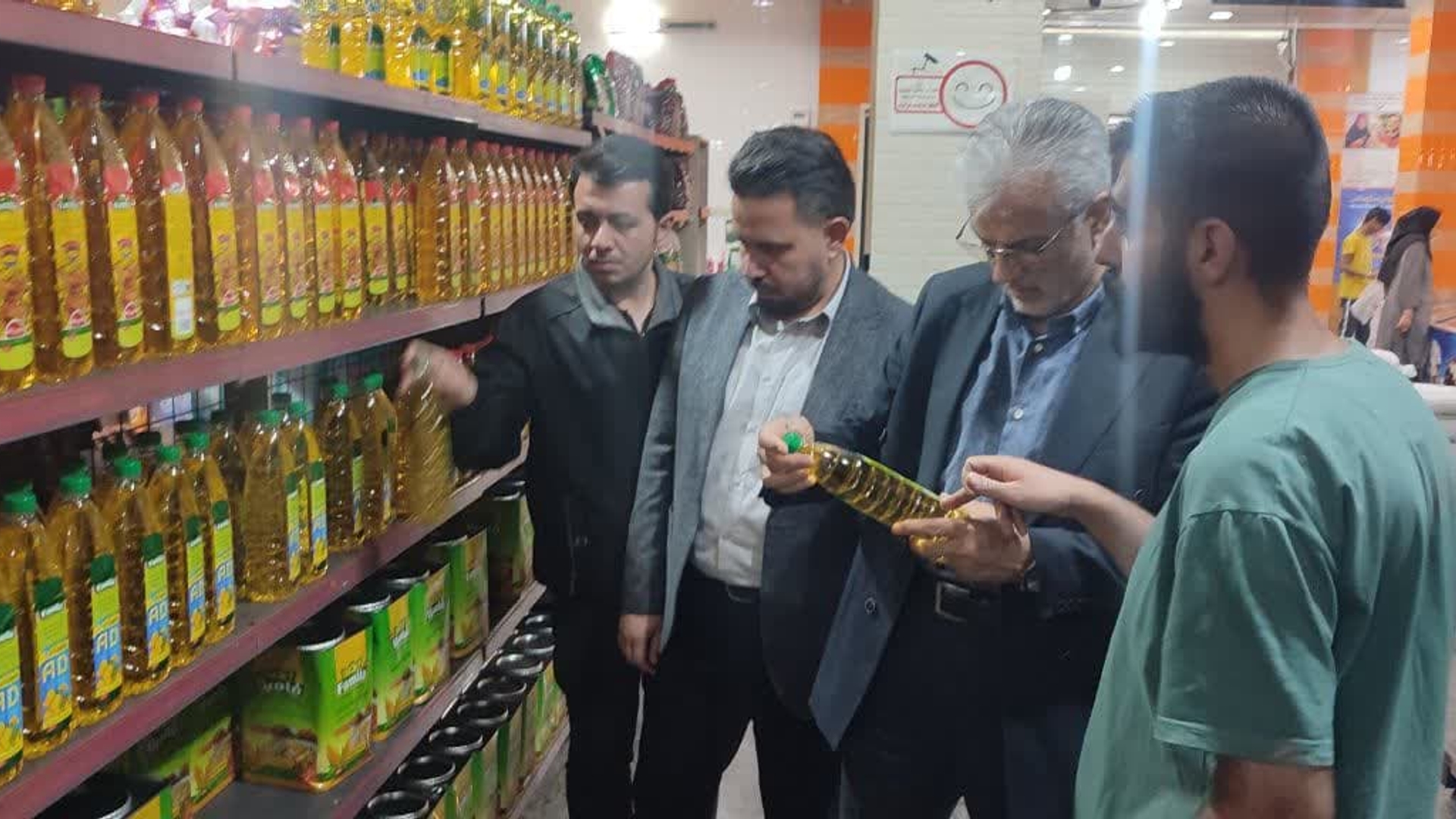 بازدید دکتر احمدی از فروشگاه‌ها و جایگاه سوخت مأمونیه