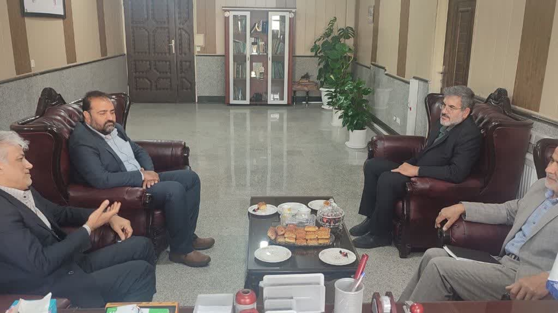 دیدار اعضای شورای نگهبان شهرستان‌های زرندیه و ساوه با دکتر احمدی