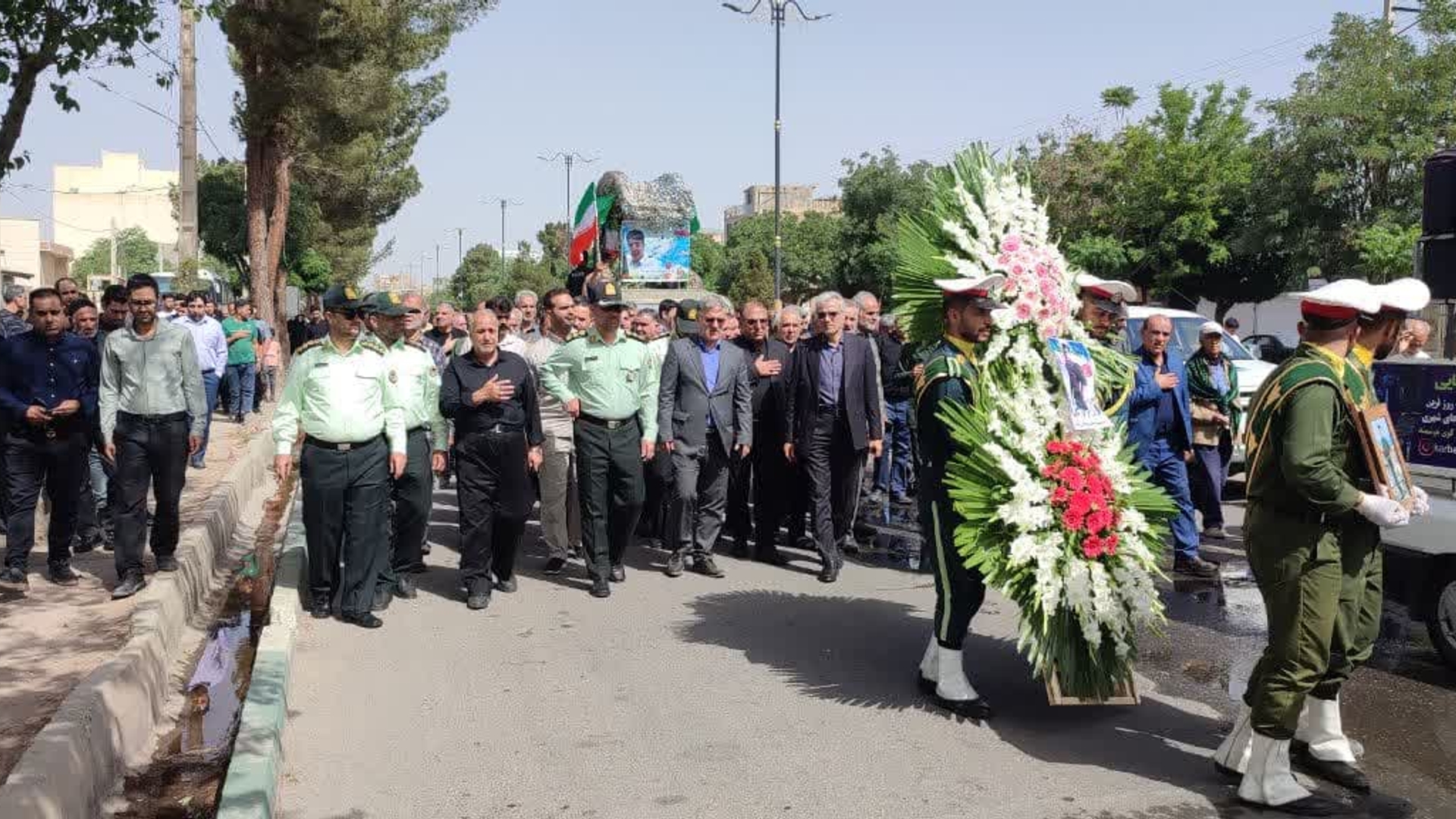 حضور معاون استاندار و فرماندار زرندیه در مراسم تشییع شهید مرتضی شفیعی