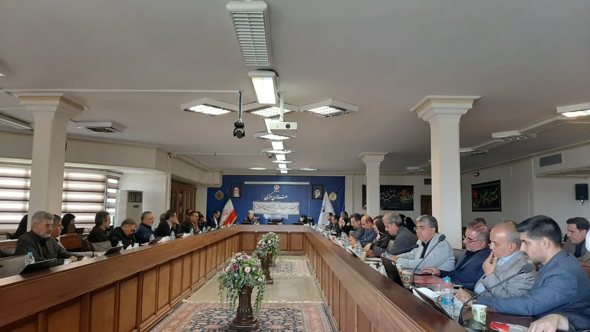 یست وششمین جلسه ستادحمایت  ازخانواده وجوانی جمعیت به ریاست قمری معاون سیاسی، امنیتی واجتماعی استانداری ، دبیری مفتح زاده مدیرکل امور زنان وخانواده  و با حضور اعضای ستادجمعیت استان و فرمانداران شهرستان های تابعه (از طریق ویدئو کنفرانس)در محل استانداری تشکیل شد.