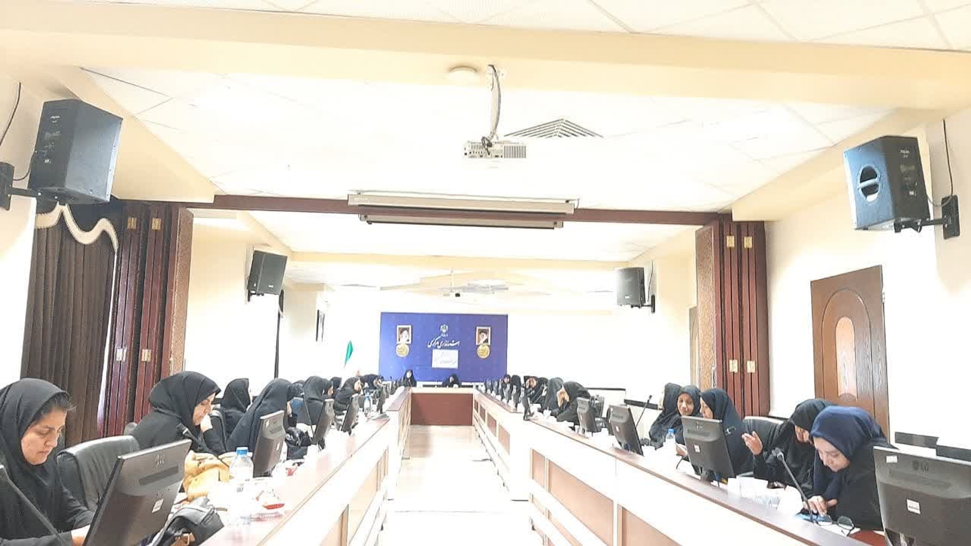 دومین نشست فصلی  مشاوران امور بانوان دستگاههای اجرایی به ریاست مفتح زاده مدیر کل دفتر امور زنان و خانواده استانداری و با حضور بیاتی کارشناس مسائل  سیاسی ،اکبری دبیر کمیسیون مبارزه با قاچاق کالا و ارز ،قربانی نماینده ستاد امر به معروف و نهی از منکر استان  با دستور کارهای زیر در محل استانداری برگزار شد