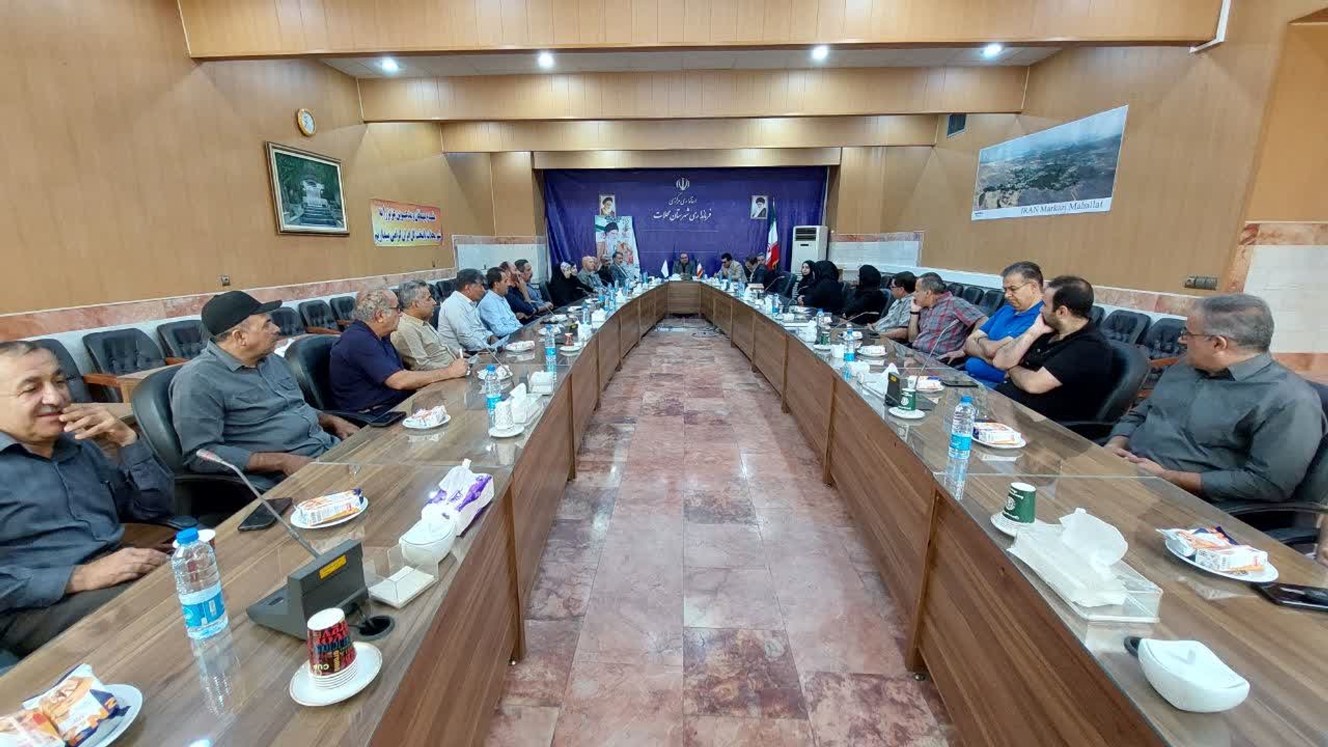 جلسه نشست با اصناف و تجلیل از نمایندگان اصناف شهرستان محلات در فرمانداری برگزار شد.