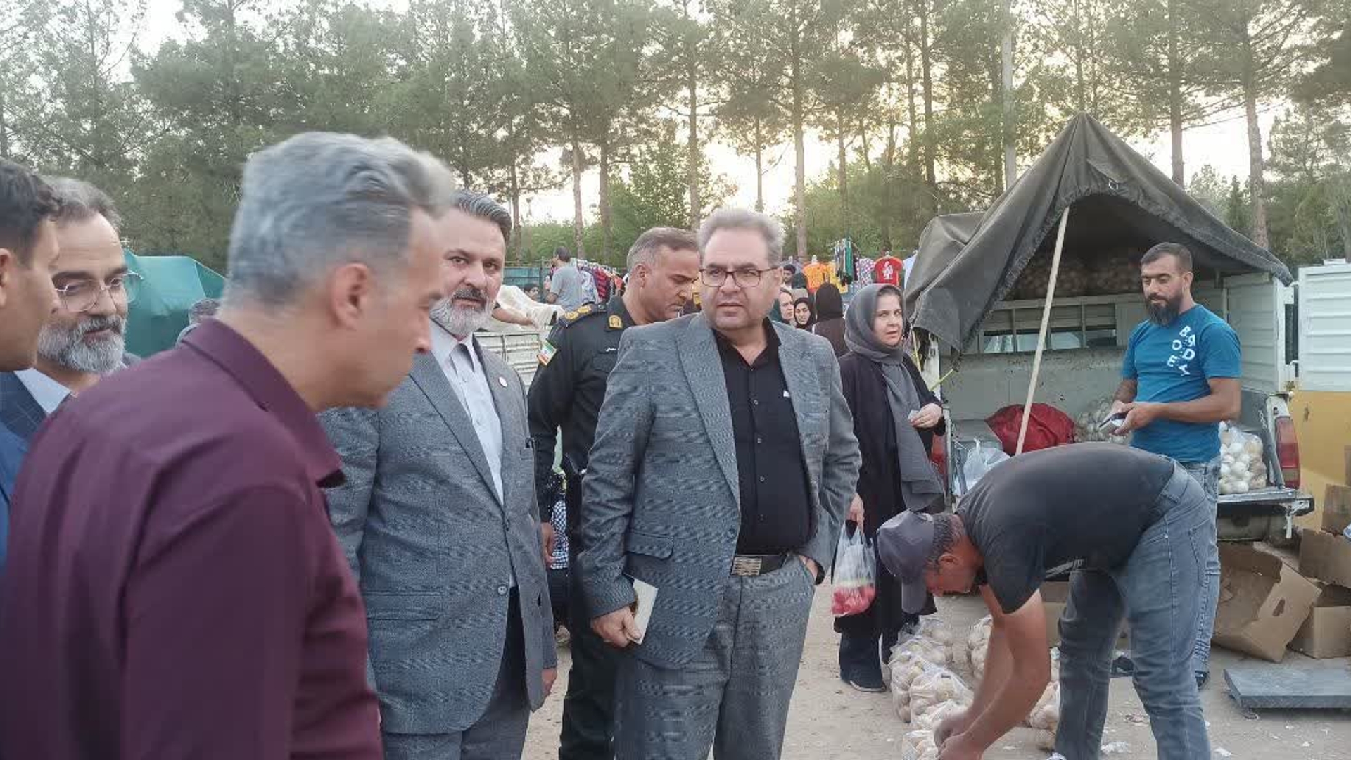 بازدید فرماندار شهرستان محلات از چهارشنبه‌بازار و مرکز توزیع کالاهای تنظیم‌بازاری