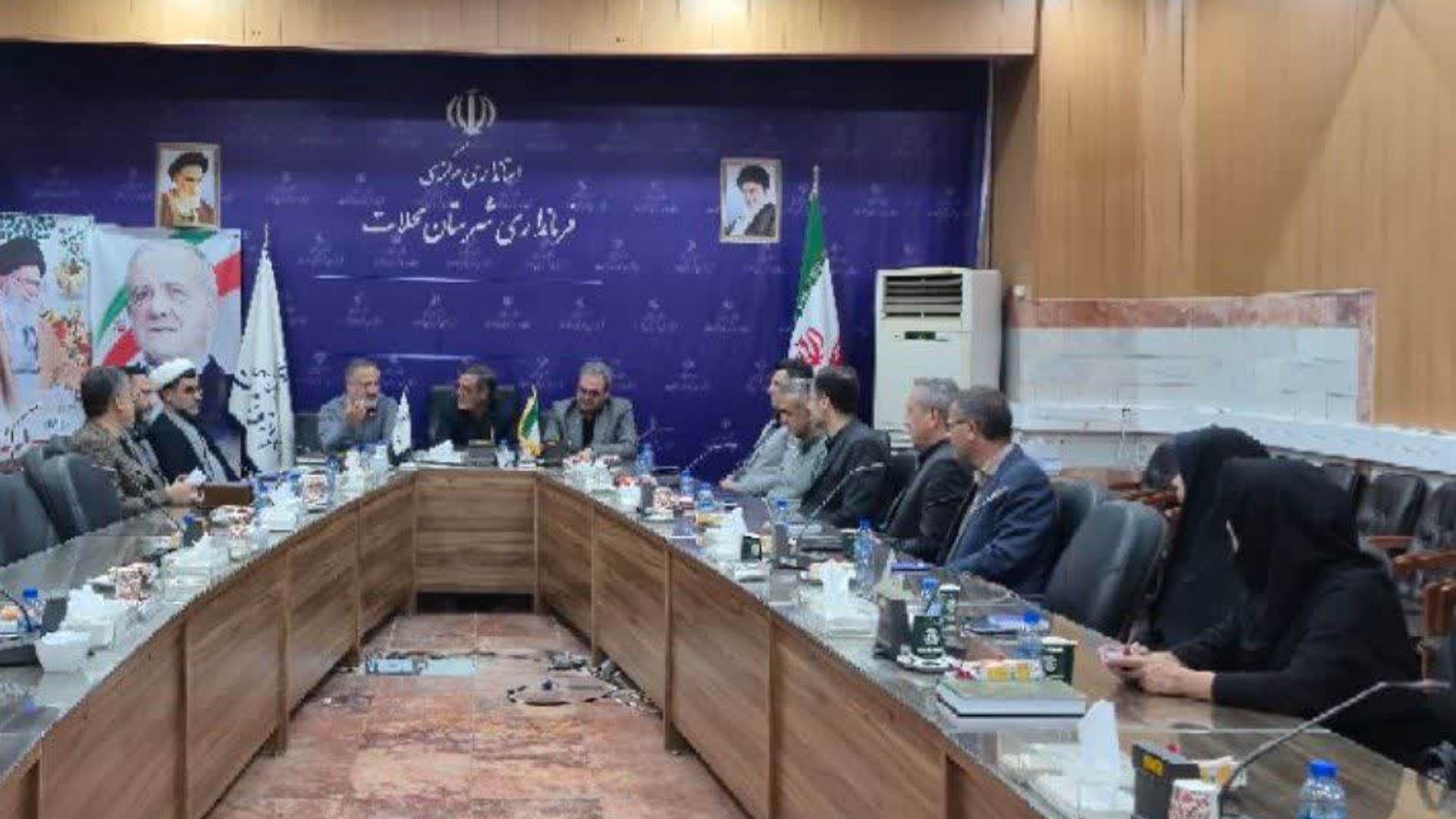 رونمایی از پوستر دهمین جشنواره قرآنی گل‌های محمدی(ص) و گل‌های فاطمی(س) در فرمانداری شهرستان محلات