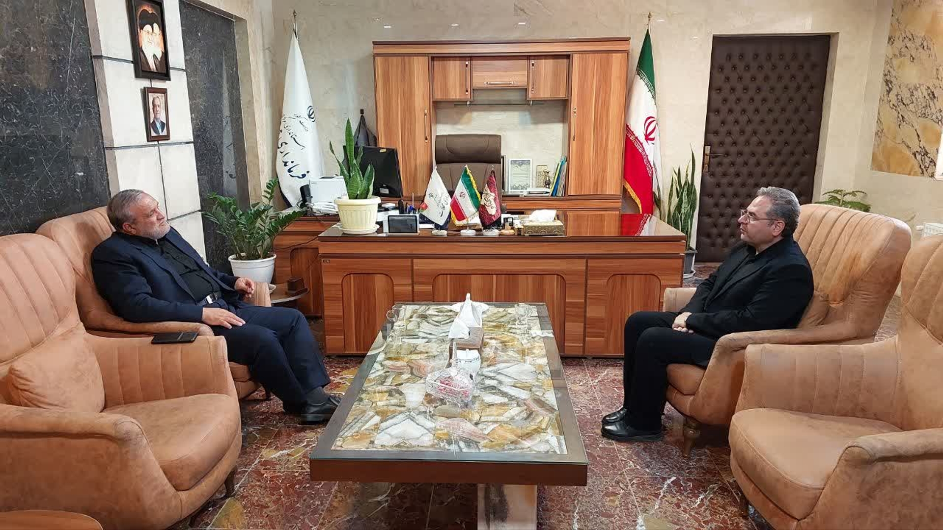 بررسی وضعیت پروژه‌های نهضت ملی مسکن در محلات و نیم‌ور، تخصیص سهمیه قیر روستای نخجیروان و مسکن بهزیستی در دیدار مدیرکل بنیاد مسکن استان مرکزی با فرماندار محلات