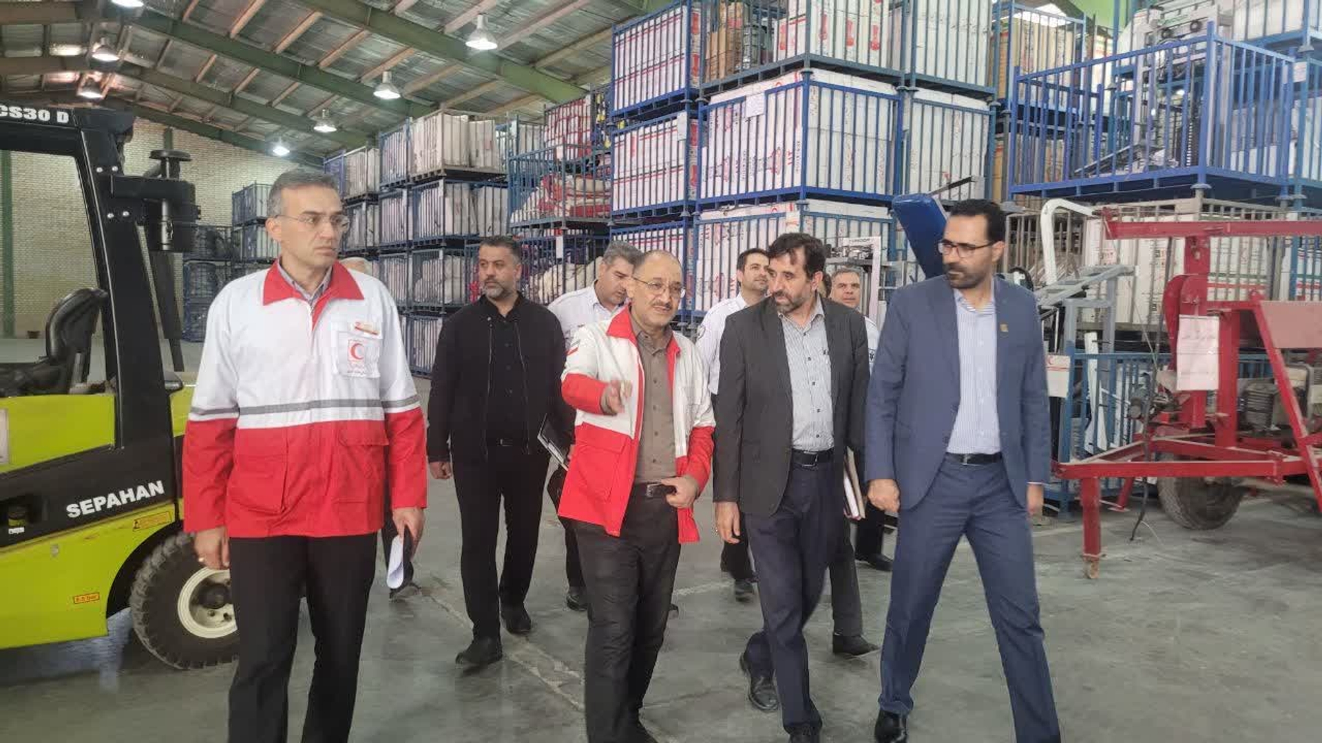 بازدید مدیرکل پدافند غیرعامل استان مرکزی و معاون سلامت سازمان پدافند غیرعامل کشور از زیرساخت‌های امدادی هلال‌احمر استان