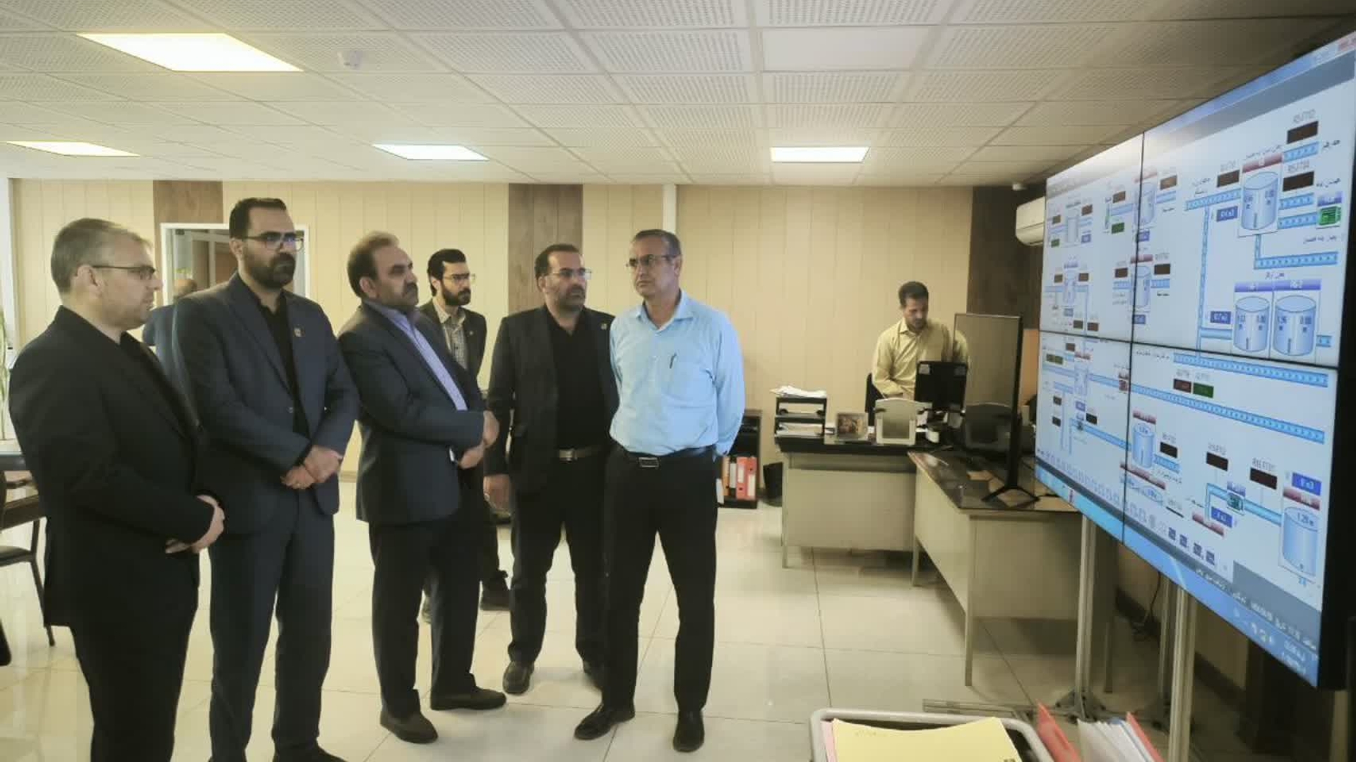 جلسه و بازدید مدیرکل پدافند غیرعامل استانداری از شرکت آب و فاضلاب استان مرکزی در راستای الزامات پدافند غیرعامل