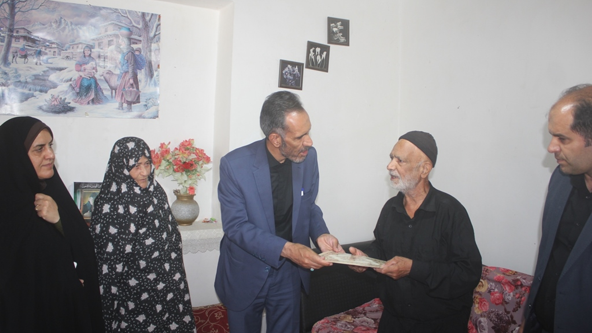 فرماندار و نماینده مردم خمین در مجلس شورای اسلامی با خانواده شهید علیرضا محمودی در خمین دیدار کردند