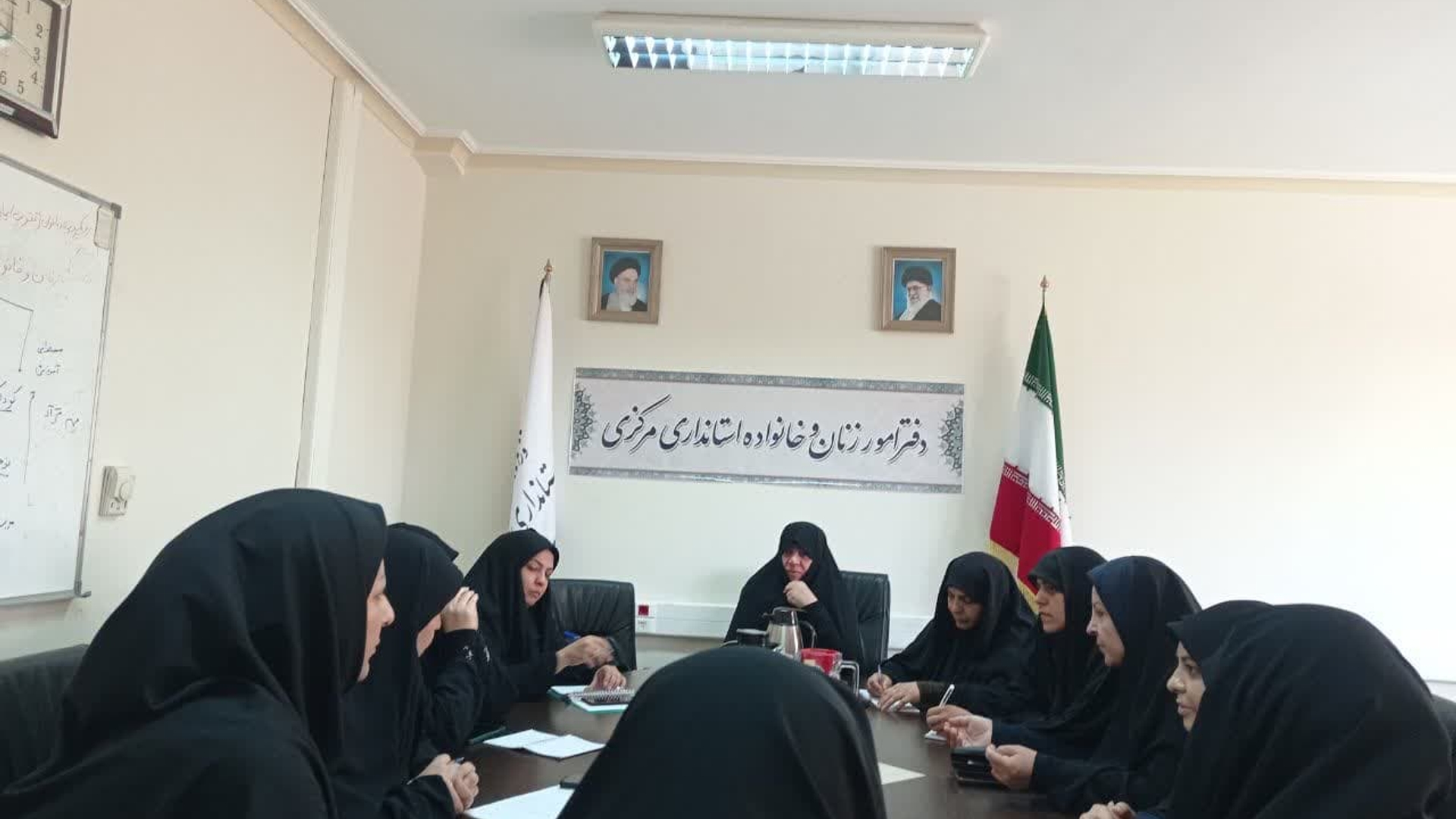 پنجمین جلسه کمیته بانوان و جوانان ستاد اربعین استان به ریاست مفتح زاده مدیر کل امور زنان وخانواده استانداری و با حضور اعضا د محل دفتر برگزار شد .