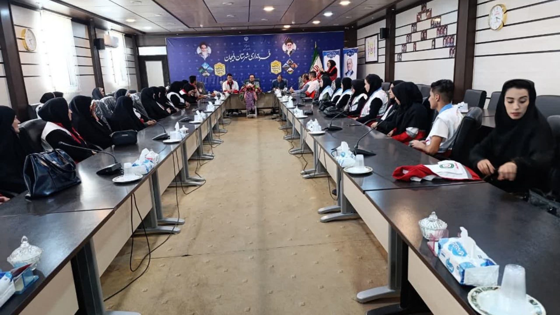 ⭕️ نشست هم‌اندیشی جمعیت هلال احمر شهرستان دلیجان با مهندس گلشن سرپرست فرماندار ی شهرستان 
روز چهارشنبه مورخ ۱۴۰۴/۰۳/۲۱
 این نشست با حضور رئیس شعبه جمعیت هلال احمر دلیجان، پرسنل ، جمعی از اعضای داوطلب، جوانان ، امدادگران و نجاتگران  ، در محل فرمانداری برگزار شد

🔻در این نشست علی اصغر علی ماندی ، رئیس جمعیت هلال احمر شهرستان دلیجان، ضمن ارائه گزارشی جامع از فعالیت‌های انجام‌شده در طول یک سال گذشته در واحدهای جوانان، داوطلبان و امداد و نجات، به بیان نقاط قوت و چالش‌های پیش‌رو پرداختند. وی همچنین به ظرفیت‌های موجود در سطح شهرستان اشاره کرده و خواستار همکاری و حمایت بیش از پیش فرمانداری در جهت تقویت و توسعه خدمات عام‌المنفعه جمعیت شد.



🔻در ادامه، اعضای حاضر در جلسه به بیان نظرات، پیشنهادات و انتقادات سازنده خود پیرامون بهبود روند فعالیت‌ها در جمعیت هلال احمر و افزایش تعامل میان نهادهای اجرایی شهرستان پرداختند. نکاتی از جمله تسهیل در بهره‌مندی از منابع شهرستانی، گسترش برنامه‌های فرهنگی و آموزشی برای جوانان و جذب مشارکت‌های مردمی از جمله محورهای اصلی مطرح‌شده در این بخش بود.

🔻فرماندار  شهرستان دلیجان نیز در پایان این جلسه، ضمن قدردانی از زحمات و تلاش‌های مجموعه جمعیت هلال احمر، بر لزوم همکاری دوجانبه میان فرمانداری و جمعیت هلال احمر تأکید کرد و وعده داد با تمام توان از برنامه‌ها و مأموریت‌های انسان‌دوستانه این نهاد حمایت خواهد کرد.