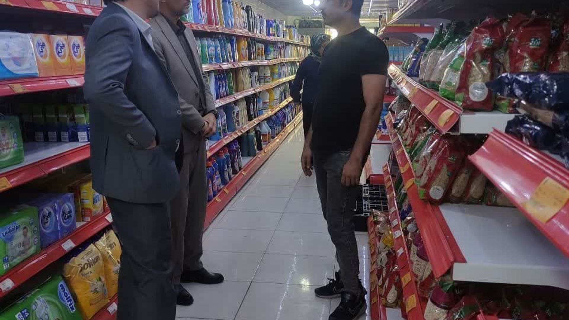 بازدید سرپرست فرمانداری شهرستان دلیجان از فروشگاه های سطح شهر
مهندس گلشن سرپرست فرمانداری عصر رو سه شنبه مورخ ۱۴۰۴/۰۳/۲۷  از فروشگاه های سطح شهر بازدید و در روند مشکلات قرار گرفتند.
مهندس گلشن نیز در این بازدید با تعدادی از همشهریان صحبت کردند.