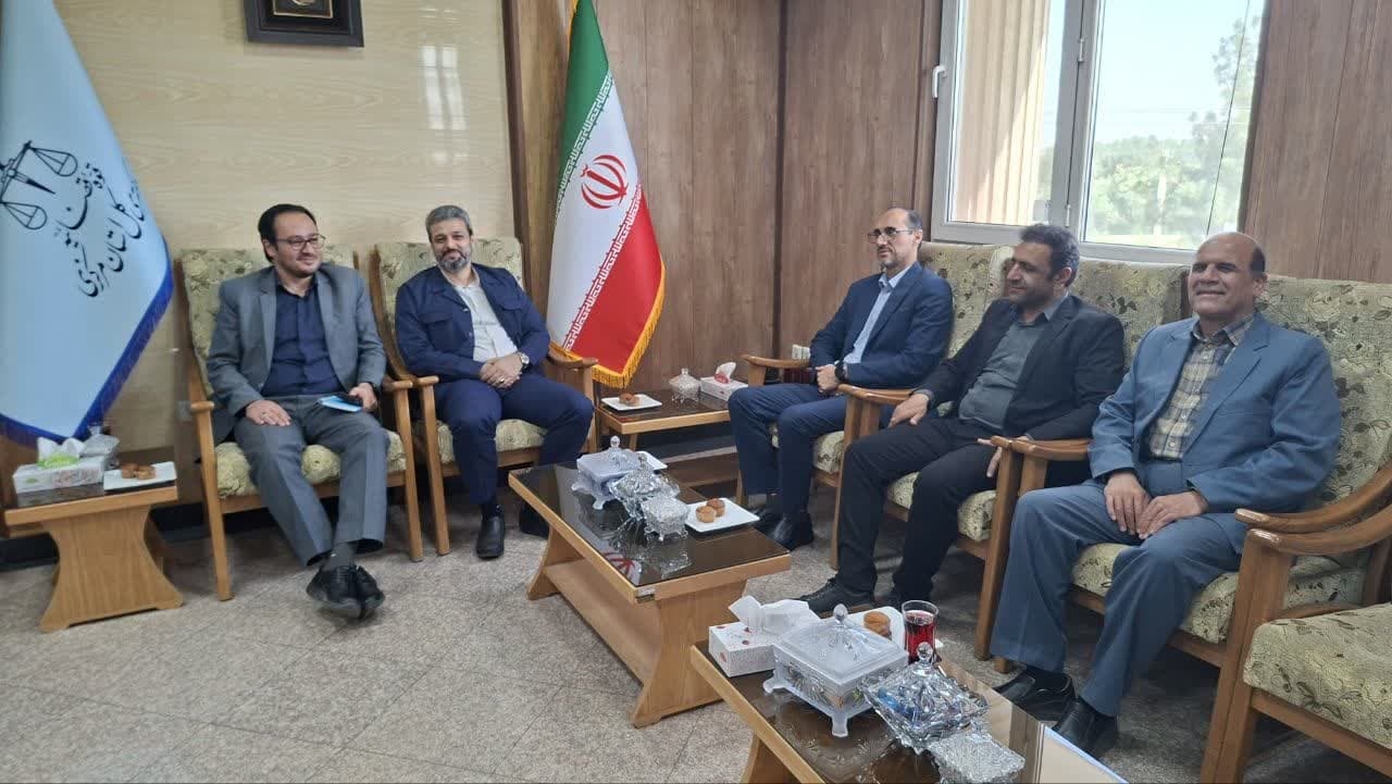 ❇️دیدار و گفتگو❇️

 همزمان با هفته قوه قضائیه،

 مهندس گلشن سرپرست فرمانداری، منصوری معاون سیاسی فرمانداری،  اشرفی سرپرست بخشداری، با حضور در دادگستری شهرستان دلیجان ضمن دیدار با رئیس حوزه قضایی  ضمن گرامیداشت یاد و خاطره شهید بهشتی و شهدای عرصه عدالت ، از زحمات و تلاش های کارکنان قضایی و اداری در راه بسط و گسترش عدالت قدردانی کردند.