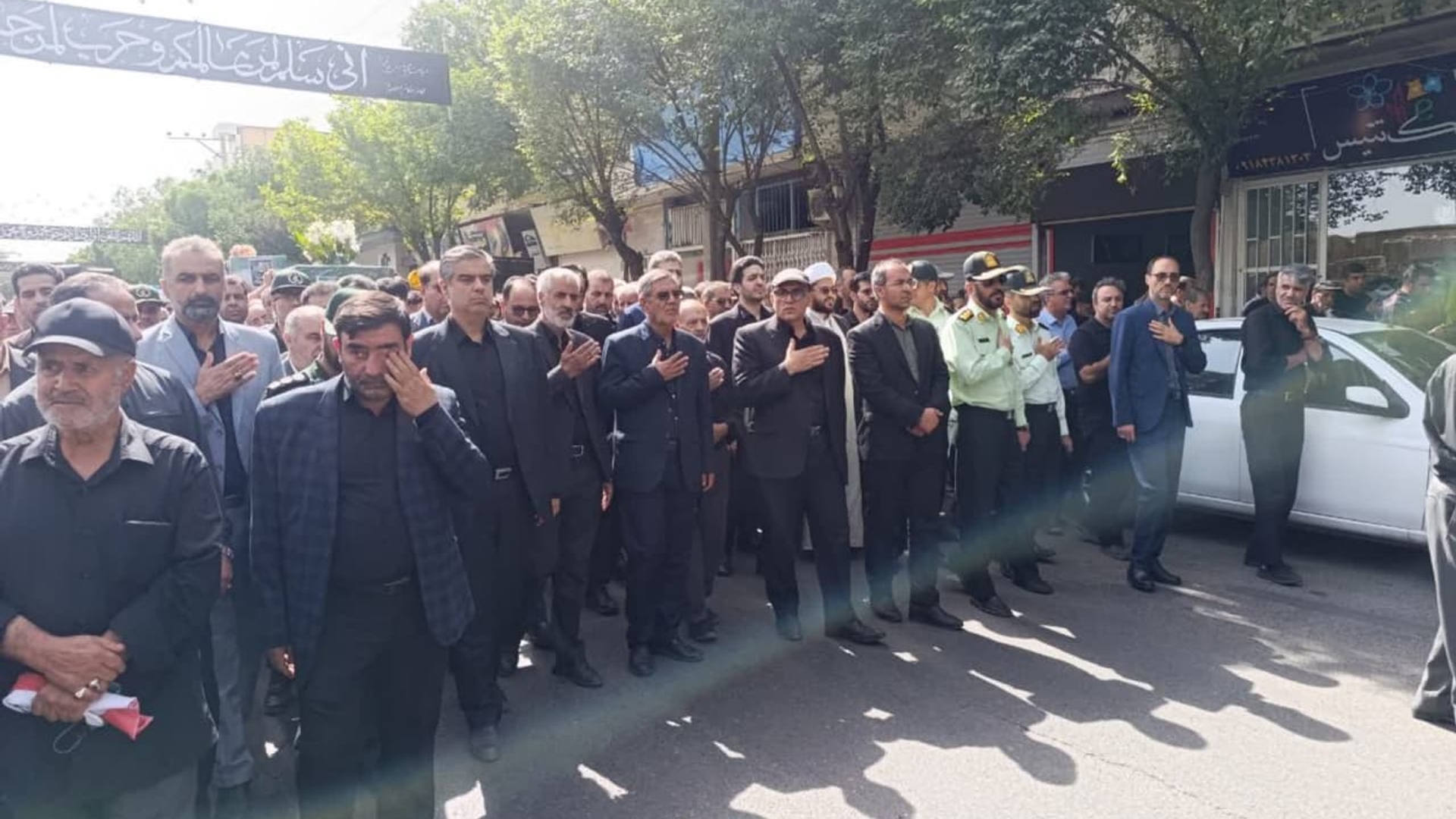 مراسم وداع و تشییع پیکر پاک سه تن از شهدای شهرستان دلیجان در حملات رژیم صهیونیستی صبح پنجشنبه پنجم تیرماه ۱۴۰۴ با حضور استاندار مرکزی، مسئولین استانی و شهرستانی ،خانواده معظم شهدا ی امروز و آحاد مردم دلیجان برگزار شد. 


در این مراسم که از مقابل مسجد جامع شهر دلیجان تا میدان مدرس برگزار شد، پیکر پاک شهید سید محمود موسویان (نراق) شهید حسین جعفری(راونج) و شهیده فاطمه قنبری (سینقان) بر دستان مردم قدرشناس شهرستان دلیجان تشییع شد . 

لازم به ذکر است مراسم تشییع پیکر شهید حسن شجاعی از اهالی دودهک، در تهران برگزار می گردد. 

پیکر پاک شهیدان پس از اقامه نماز به امامت حجت الاسلام شیخ نعمت الله کاظم زاده، جهت خاکسپاری راهی موطن این عزیزان گردید .