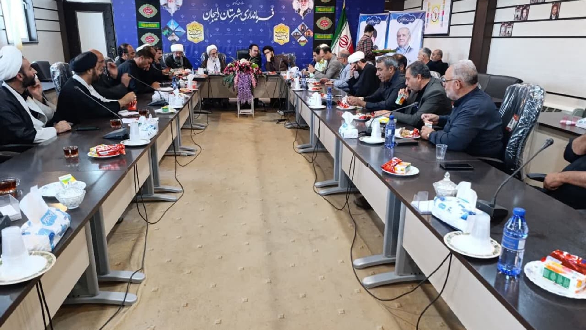 نشست مسئولین هیئت‌های مذهبی ماحدین ،روحانیون با مهندس گلشن سرپرست فرمانداری شهرستان دلیجان.

روز سه‌شنبه مورخ ۱۴۰۴/۰۴/۱۰
 در این جلسه که به ریاست مهندس گلشن وحضور امامین جمعه شهر دلیجان و نراق ،مسئولین هیئت‌های مذهبی شهرستان وروحانیون در خصوص برگزاری مراسم عزاداری سید و سالار شهیدان  بحث و گفتگو  شد