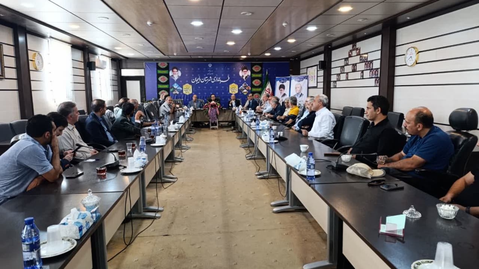 نشست فعالان سیاسی و حامیان دولت و اعضای ستاد دکتر پزشکیان رییس‌جمهور  با سرپرست فرمانداری شهرستان دلیجان 
🟠 عصر روز سه شنبه مورخ ۱۴۰۴/۰۴/۱۰
 فعالان سیاسی و حامیان دولت و اعضای ستاد دکتر پزشکیان رییس جمهور با مهندس گلشن سرپرست فرمانداری در خصوص فعال کردن کمیته های سیاسی ،اقتصادی،فرهنگی و اجتماعی به بحث و تبادل نظر پرداختند. در این نشست  در خصوص پاسخگویی مدیران ادارات به ارباب رجوع و همدلی بیشتر روسای ادارات تاکید شد.