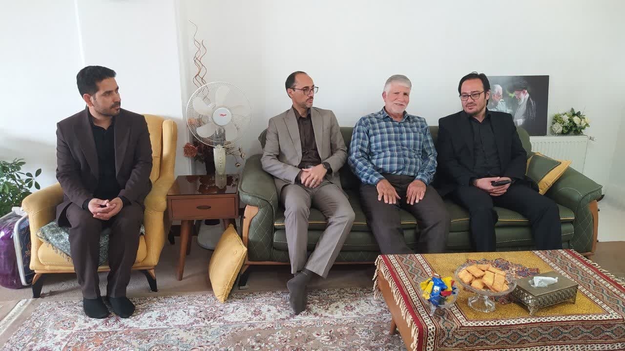 ▪️همزمان با ۱۶ تیر ماه ۱۴۰۴ سالروز تجلیل از اسرا و مفقودان با جانباز و آزاده سرافراز «قدرت اله ایزدی» و خانواده محترمشان دیدار و گفت‌وگو شد.

▫️این دیدار با حضور مهندس گلشن فرماندار شهرستان دلیجان ، اعتماد فر کارشناس فرمانداری شهرستان دلیجان ، موسویان رئیس بنیاد شهید و امور ایثارگران شهرستان دلیجان و کارشناس این اداره انجام شد.

گفتنی است ؛ جانباز و آزاده گرانقدر ، قدرت اله ایزدی دارای ۱۰۱ ماه سابقه اسارت توسط رژیم بعثی را دارند.