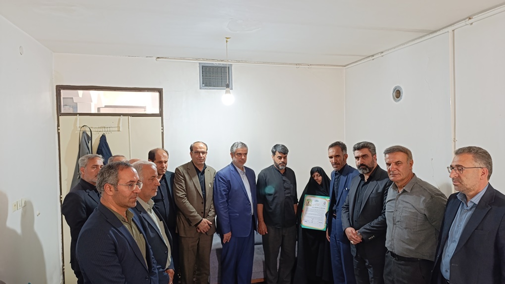 استاندار مرکزی با خانواده شهیده فاطمه سیه پوش در خمین دیدار کرد