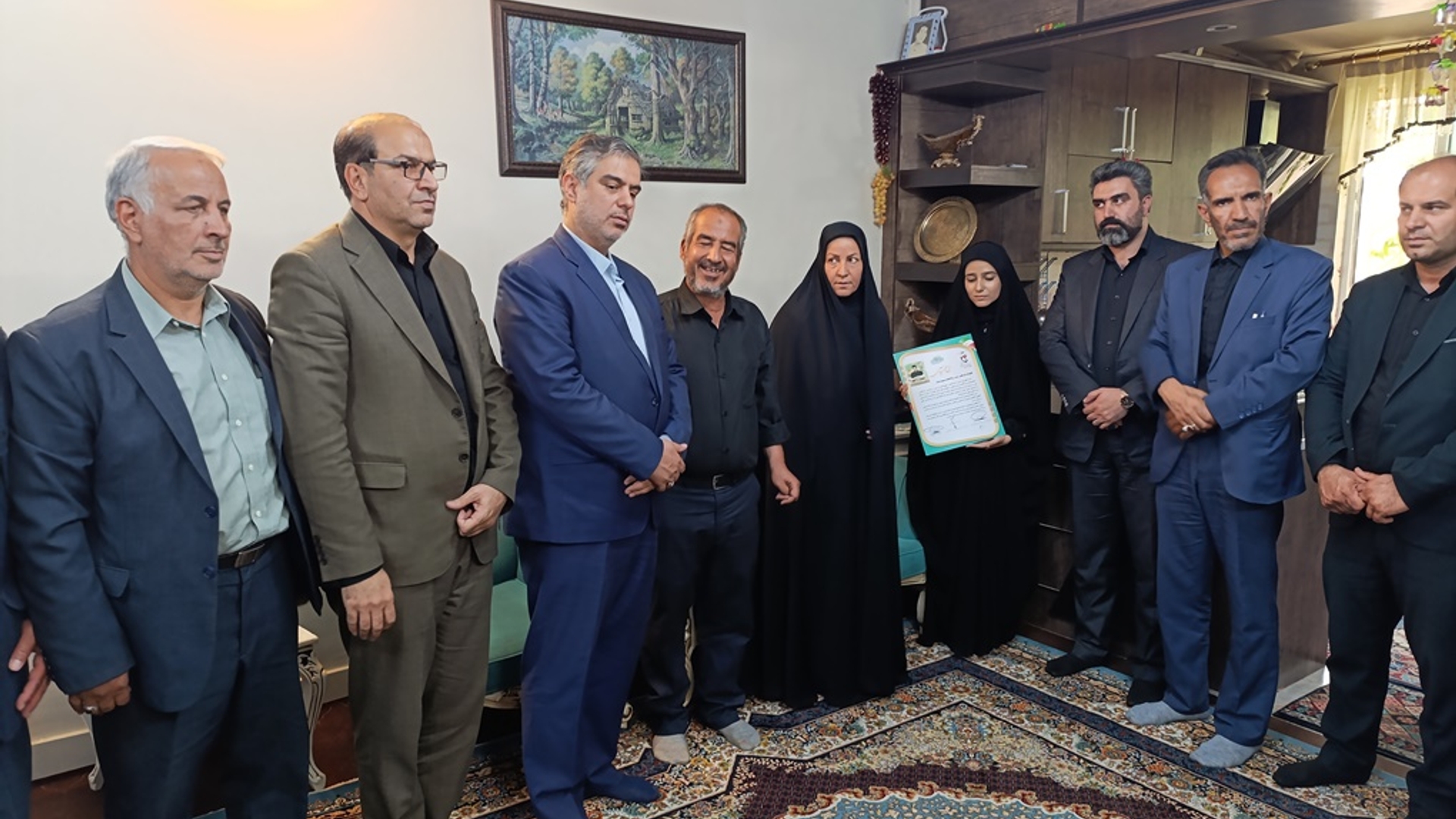 استاندار مرکزی با خانواده شهید مسعود بیات در خمین دیدار کرد