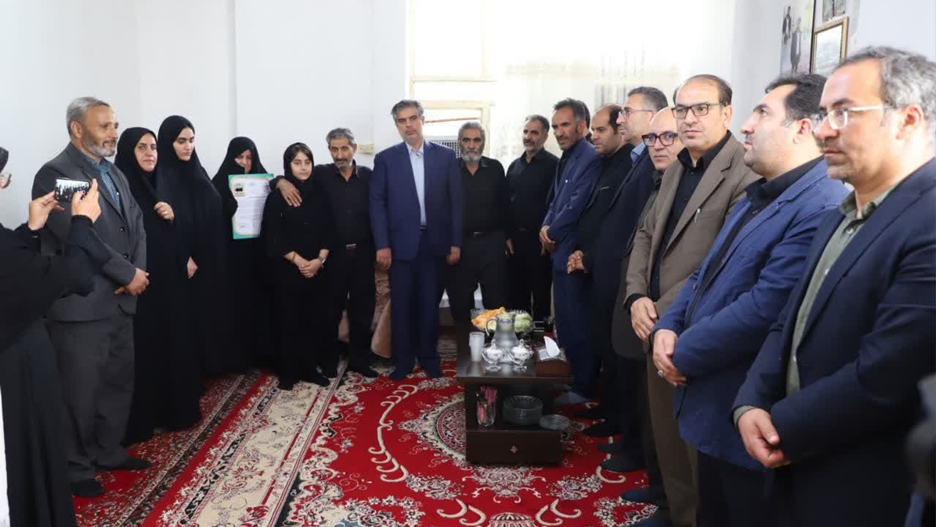 استاندار مرکزی با خانواده شهید محمد عباسی در خمین دیدار کرد