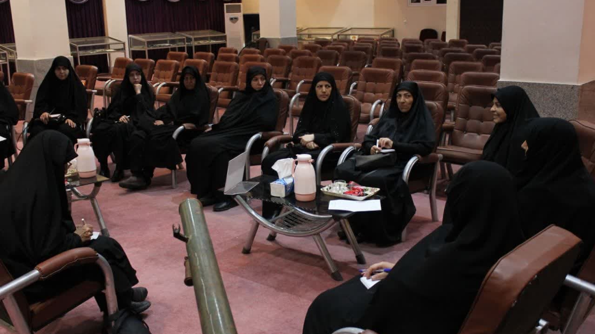 نشست تخصصی کانون پیام آوران عاشورایی و حضورنمایندگان هشت کارگروه مادران ، همسران ، خواهران ، دختران شهدا و بانوان پیشکسوتان ، همسران آزاده و همسران جانبازان باحضورمفتح زاده، مدیر کل امور زنان وخانواده استانداری مرکزی برگزار شد .