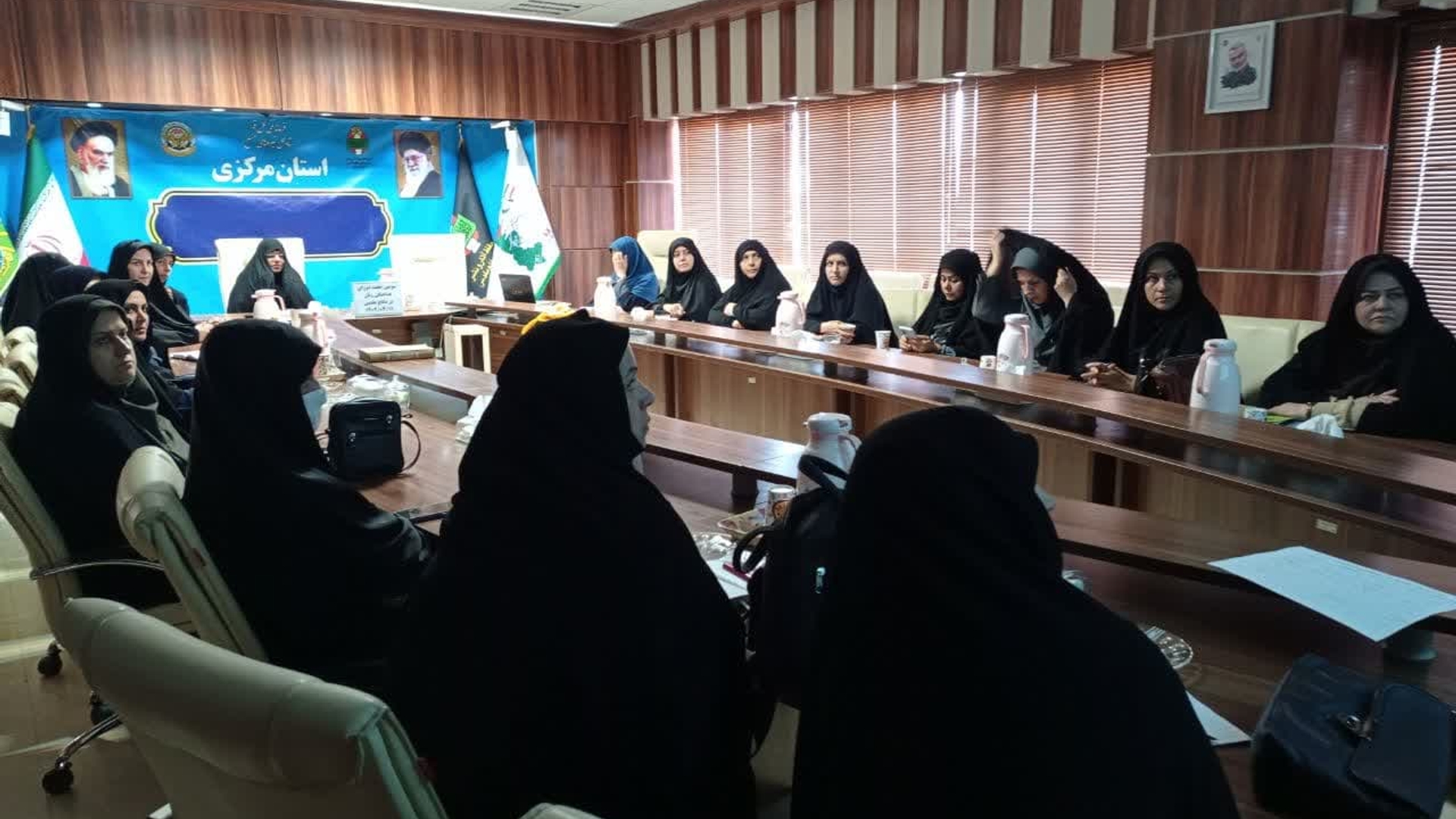 دومین جلسه شورای هماهنگی زنان دردفاع مقدس ومقاومت استان مرکزی به ریاست مفتح زاده مدیرکل امور زنان وخانواده استانداری برگزار شد .
در این نشست دو برنامه دختران نوراه با هدف شبکه سازی و آموزش دختران دانش آموز متوسطه اول و دوم تجربه گر راهیان نور و سیزدهمین همایش اسوه های صبر و مقاومت مورد بررسی قرار گرفت و مقرر شد در آذرماه سال جاری اجرا شوند .
 سه شنبه ۱۷ تیر۱۴۰۴