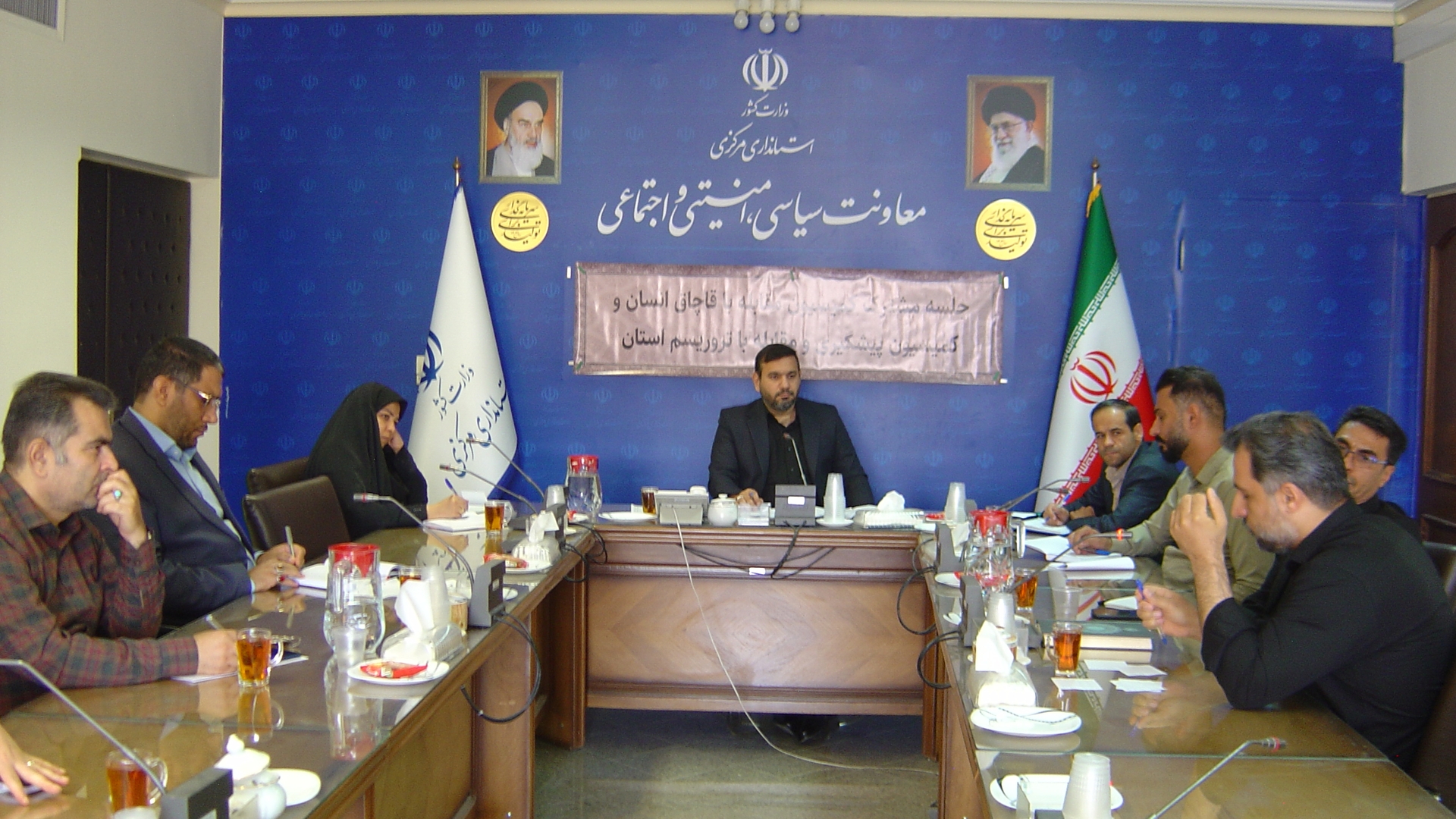 جلسه مشترک کمیسیون مقابله با قاچاق انسان و کمیسیون پیشگیری و مقابله با تروریسم استان به ریاست آقای برنج زاده مدیرکل امنیتی و انتظامی با حضور اعضا برگزار شد.